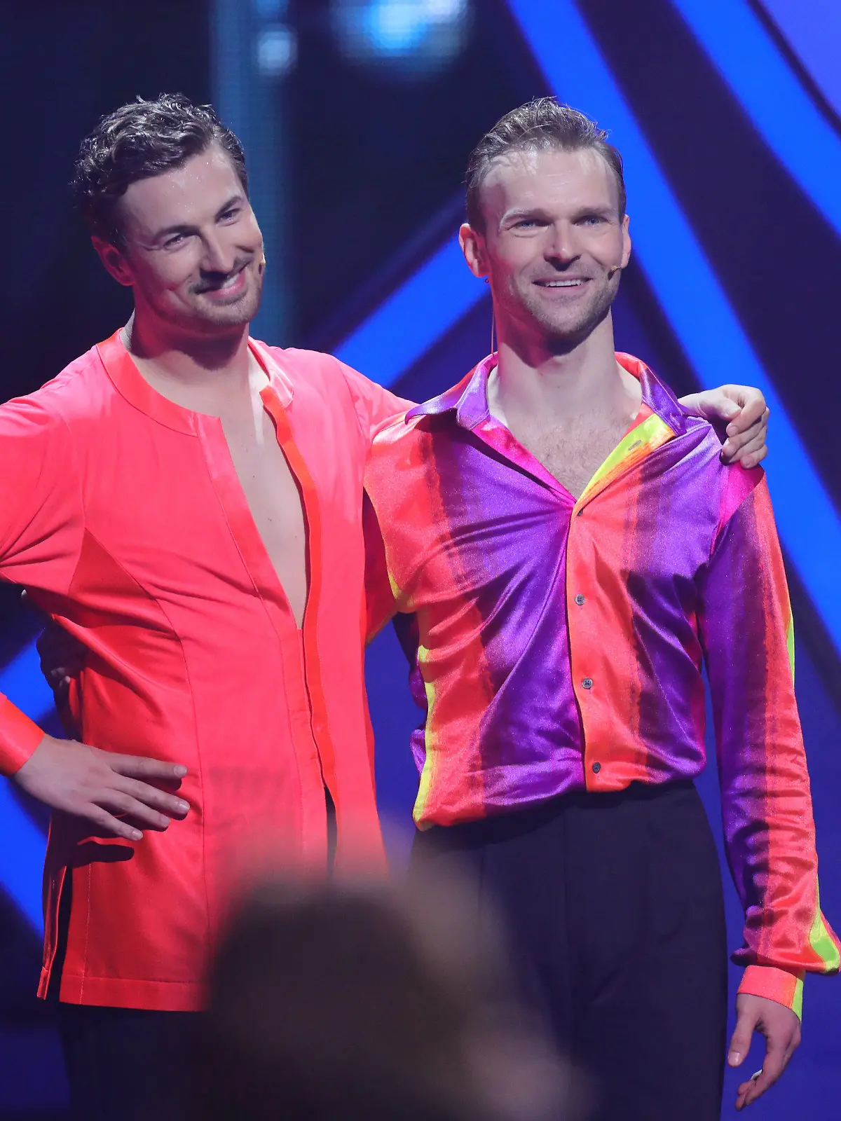 01.05.2021, Nordrhein-Westfalen, Köln: Nicolas Puschmann (l), Schauspieler, und Vadim Garbuzov, Profitänzer, warten während der 8. Show der 14. Staffel der RTL Tanzshow "Let's Dance". Foto: Joshua Sammer/Getty/POOL/dpa +++ dpa-Bildfunk +++