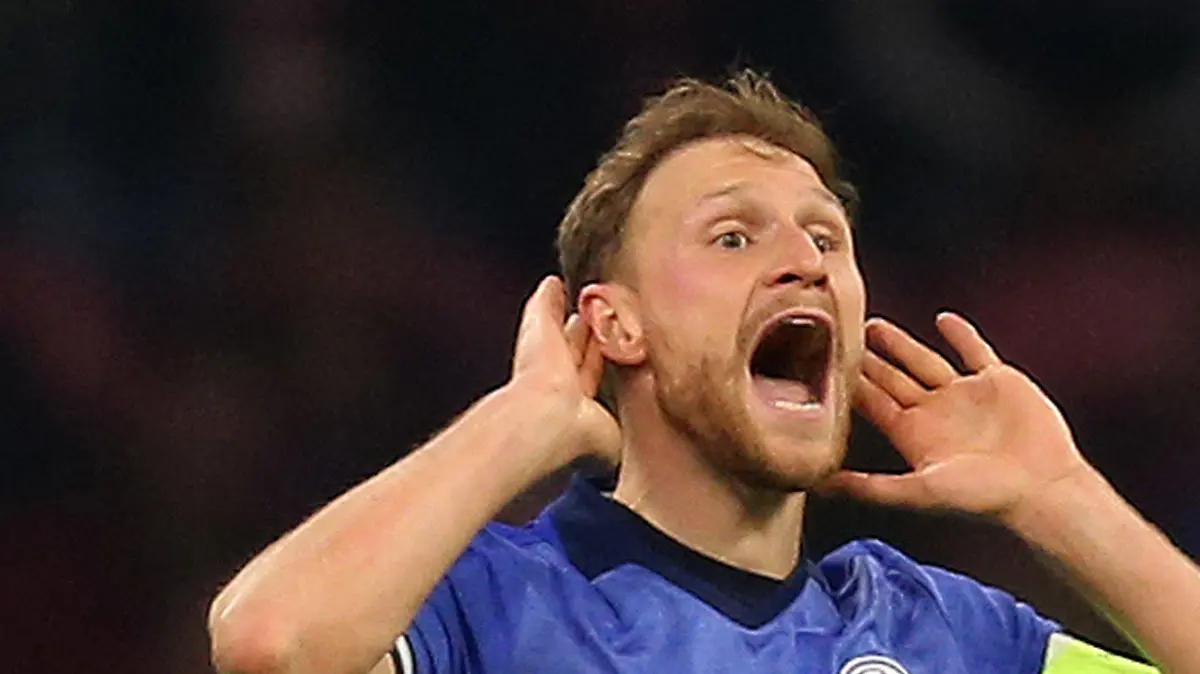 ARCHIV -  Fußball: Europa League, Ajax Amsterdam - FC Schalke 04, Viertelfinale, Hinspiel am 13.04.2017 in der Amsterdam-Arena, Amsterdam. Benedikt Höwedes von Schalke ruft zu seinen Mitspielern.  (zu dpa-Meldung: «Höwedes-Transfer zu Juventus vor Abschluss - «Noch kleine Details»» vom 30.08.2017) Foto: Ina Fassbender/dpa +++(c) dpa - Bildfunk+++