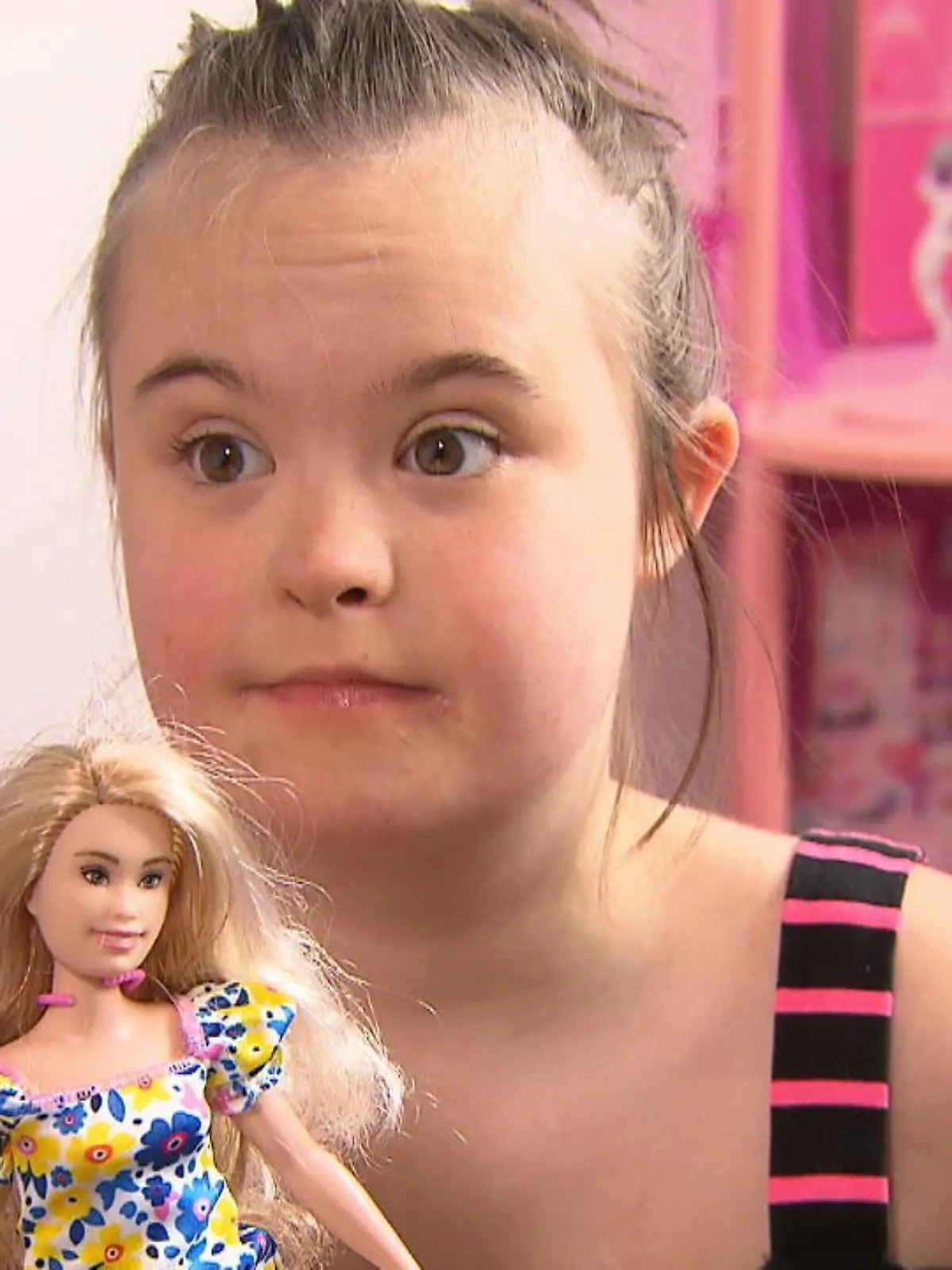 Der amerikanische Spielzeug-Hersteller Mattel bringt eine Barbie auf den Markt, die eine Person mit Trisomie 21, umgangssprachlich auch Down-Syndrom genannt, verkörpern soll. Die neunjährige Rosa trifft zum ersten Mal auf die besondere Barbie. Wie Rosa auf die Down-Syndrom-Barbie reagiert, erfahrt ihr im Video.