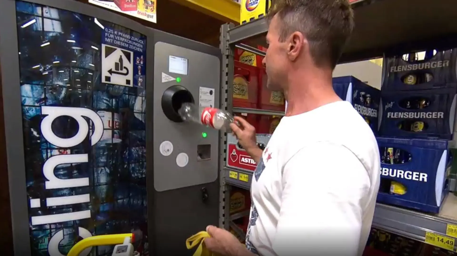 Mann wirft Mehrweg-Pfandflasche in Automat
