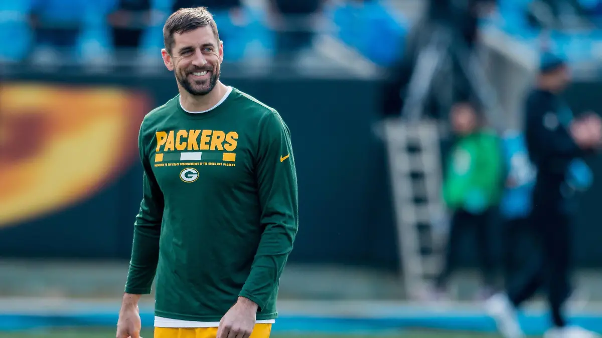  December 17, 2017: Green Bay Packers quarterback Aaron Rodgers 12 on the field for warm ups in the NFL American Football Herren USA matchup between Green Bay and Carolina at Bank of America Stadium in Charlotte, NC.  /Cal Media NFL Football: Green Bay at Carolina DEC 17 PUBLICATIONxINxGERxSUIxAUTxONLY - ZUMAc04 20171217zafc04002 Copyright: xScottxKinserx