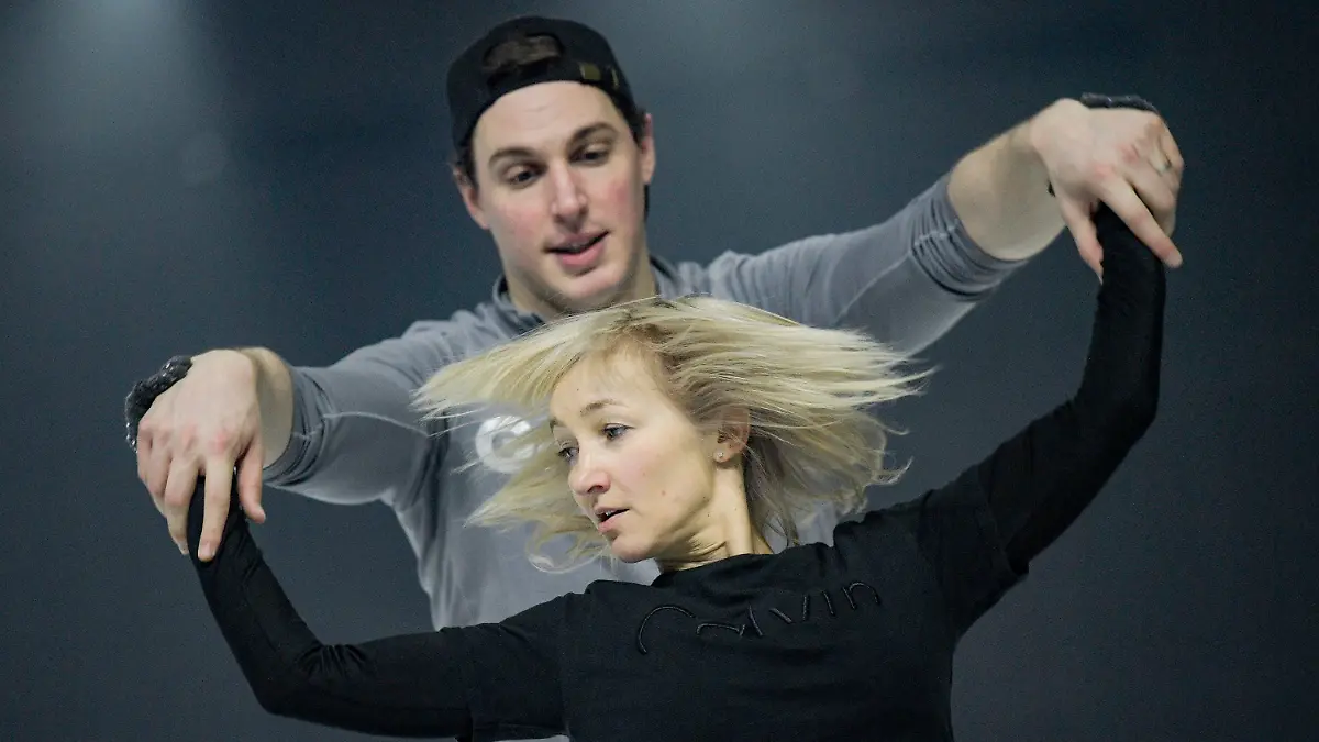 ARCHIV - 09.02.2020, Hamburg: Aljona Savchenko und Bruno Massot, Olympiasieger 2018 im Eiskunstlauf, stehen bei den Proben zur Show «Holiday on Ice» auf dem Eis. (zu dpa: «Paarlauf-Olympiasiegerin Savchenko träumt weiter vom Comeback») Foto: Axel Heimken/dpa +++ dpa-Bildfunk +++