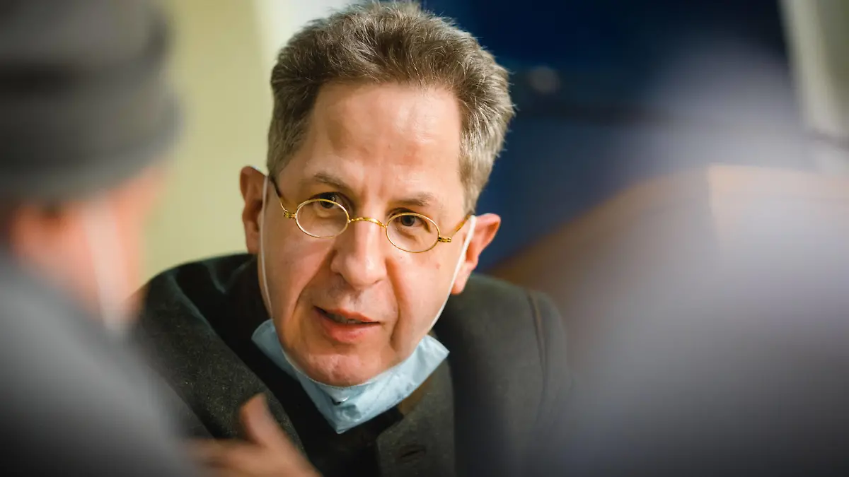 Hans-Georg Maaßen Hans-Georg Maaßen stellt sich dem CDU-Kreisverband und der Jungen Union Schmalkalden-Meiningen vor. Die CDU in Südthüringen mit den vier Thüringer Kreisverbänden Suhl, Schmalkalden-Meiningen, Hildburghausen und Sonneberg will den ehemaligen Verfassungsschutzpräsident Maaßen für die Bundestagswahl nominieren. Schwallungen Thüringen DEUTSCHLAND *** Hans Georg Maaßen Hans Georg Maaßen introduces himself to the CDU district association and the Junge Union Schmalkalden Meiningen The CDU in southern Thuringia with the four Thuringian district associations Suhl, Schmalkalden Meiningen, Hildburghausen and Sonneberg wants to nominate the former President of the Office for the Protection of the Constitution Maaßen for the