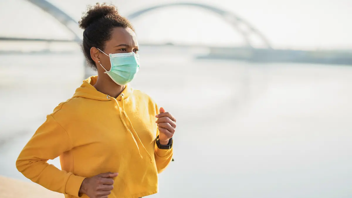 Joggerin mit Maske