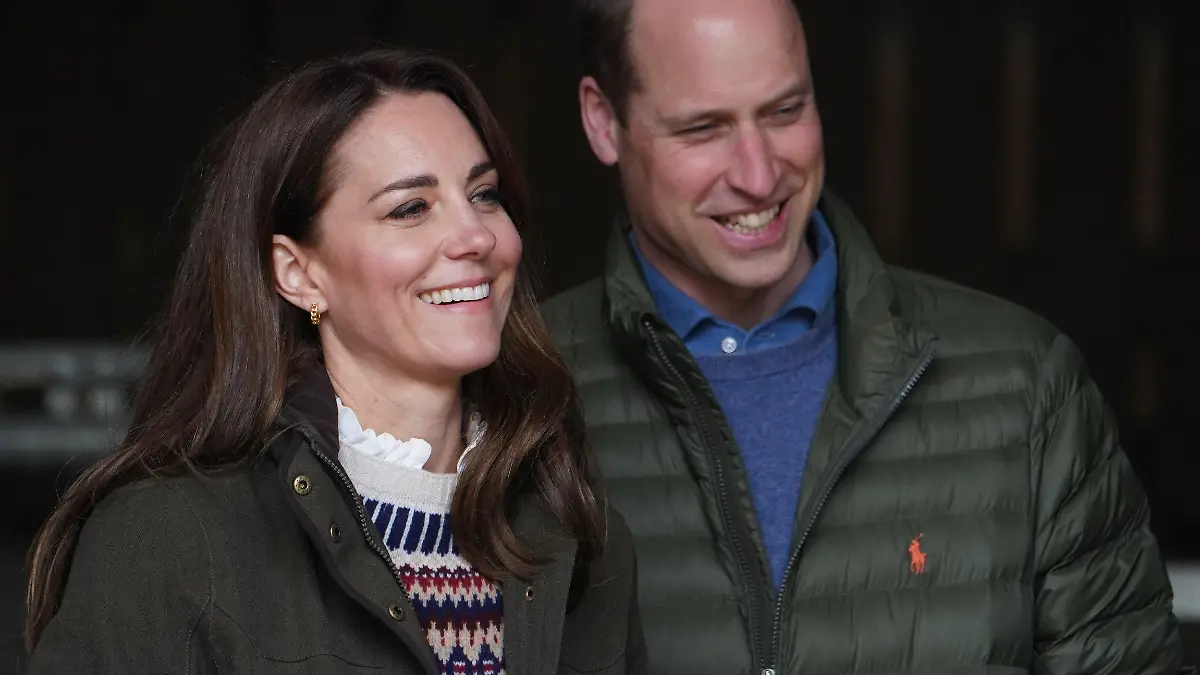 27.04.2021, Großbritannien, Darlington: Prinz William (r), Herzog von Cambridge, und Prinz Kate, Herzogin von Cambridge, gehen bei ihrem Besuch auf der Manor Farm spazieren. Foto: Owen Humphreys/PA Wire/dpa +++ dpa-Bildfunk +++