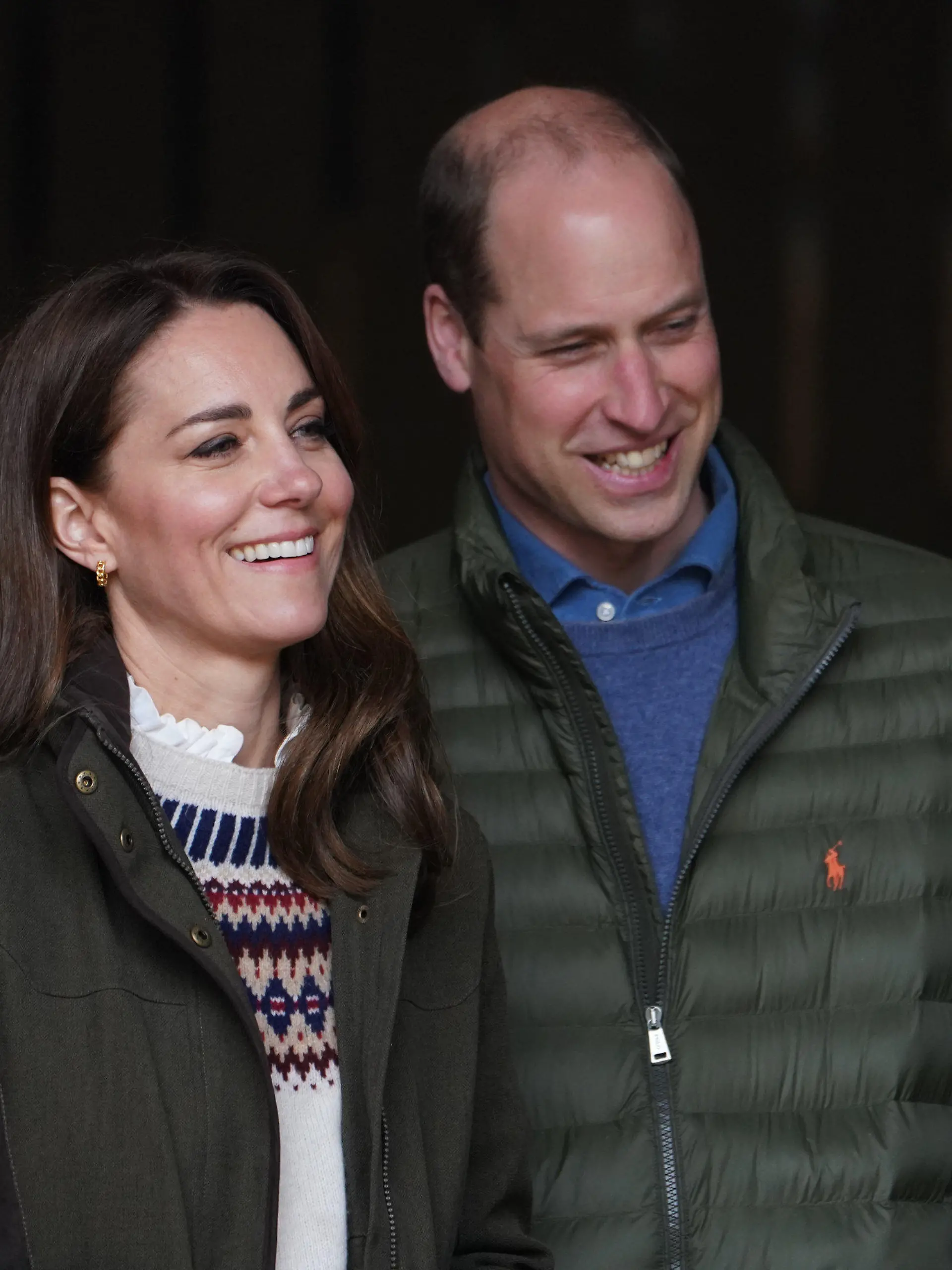 27.04.2021, Großbritannien, Darlington: Prinz William (r), Herzog von Cambridge, und Prinz Kate, Herzogin von Cambridge, gehen bei ihrem Besuch auf der Manor Farm spazieren. Foto: Owen Humphreys/PA Wire/dpa +++ dpa-Bildfunk +++
