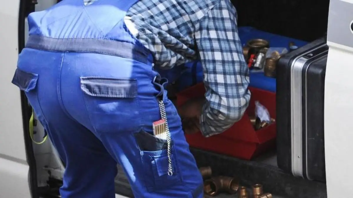 Auf der Handwerker-Rechnung muss der Lohnanteil gesondert stehen. Foto: Ole Spata
