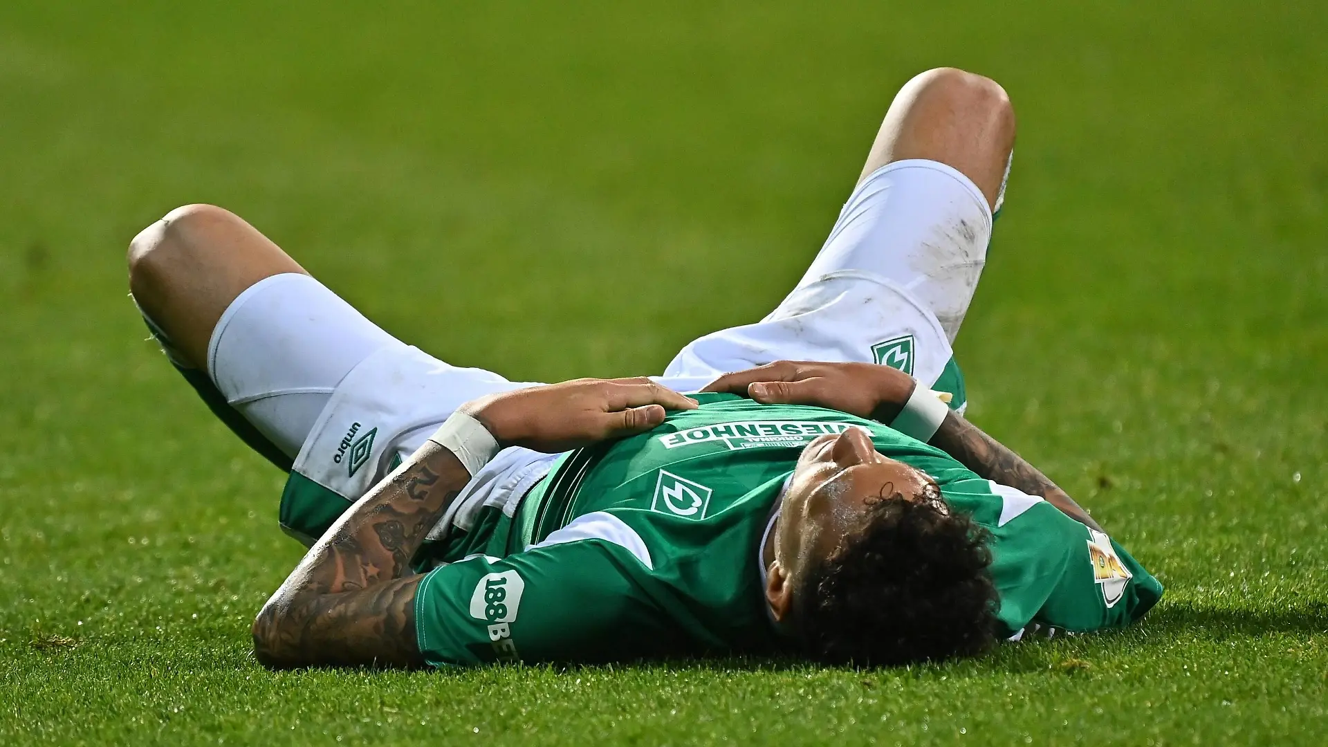 GER, DFB-Pokal, Halbfinale, SV Werder Bremen vs RB Leipzig / 30.04.2021, wohninvest Weserstadion, Bremen, GER, DFB-Pokal, Halbfinale, SV Werder Bremen vs RB Leipzig im Bild / picture shows Davie Selke SV Werder Bremen 09 liegt am Boden *** GER, DFB Pokal, semifinal, SV Werder Bremen vs RB Leipzig 30 04 2021, wohninvest Weserstadion, Bremen, GER, DFB Pokal, semifinal, SV Werder Bremen vs RB Leipzig in picture shows Davie Selke SV Werder Bremen 09 lies on the ground nordphotoxGmbHx/xKokenge nph00001