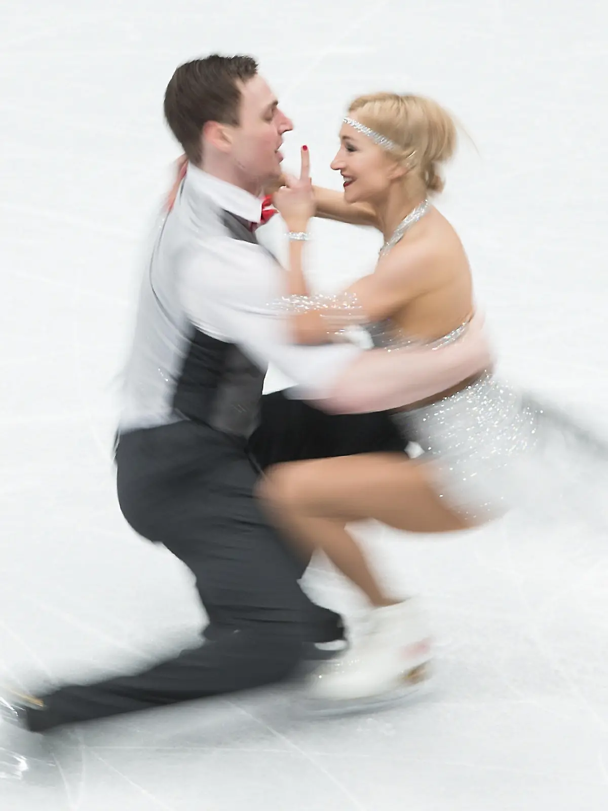 ARCHIV - 21.03.2018, Italien, Assago: 21.03.2018, Italien, Assago bei Mailand: Eiskunstlauf, Weltmeisterschaft, Paare, Kurzprogramm: Aljona Savchenko und Bruno Massot aus Deutschland in Aktion. Foto: ./XinHua/dpa +++ dpa-Bildfunk +++