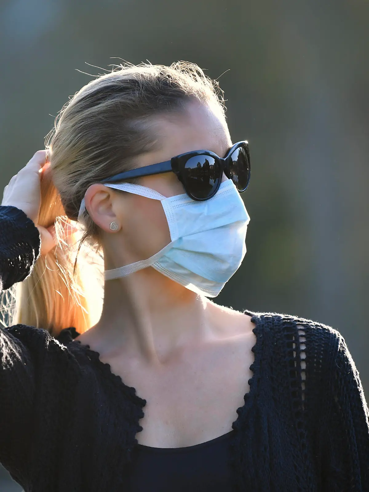  Frau mit Mundschutzmaske, Portrait, Corona-Krise, Deutschland Coronavirus *** Woman with face mask, Portrait, Corona crisis, Germany Coronavirus