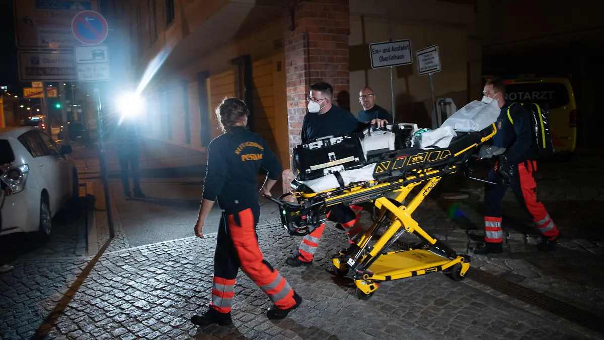 28.04.2021, Brandenburg, Potsdam: Sanitäter verlassen das Gelände der Oberlinklinik. In einer Potsdamer Klinik sind vier Leichen gefunden worden. Eine 51 Jahre alte Frau sei unter dringendem Tatverdacht festgenommen. Foto: Paul Zinken/dpa-Zentralbild/dpa +++ dpa-Bildfunk +++