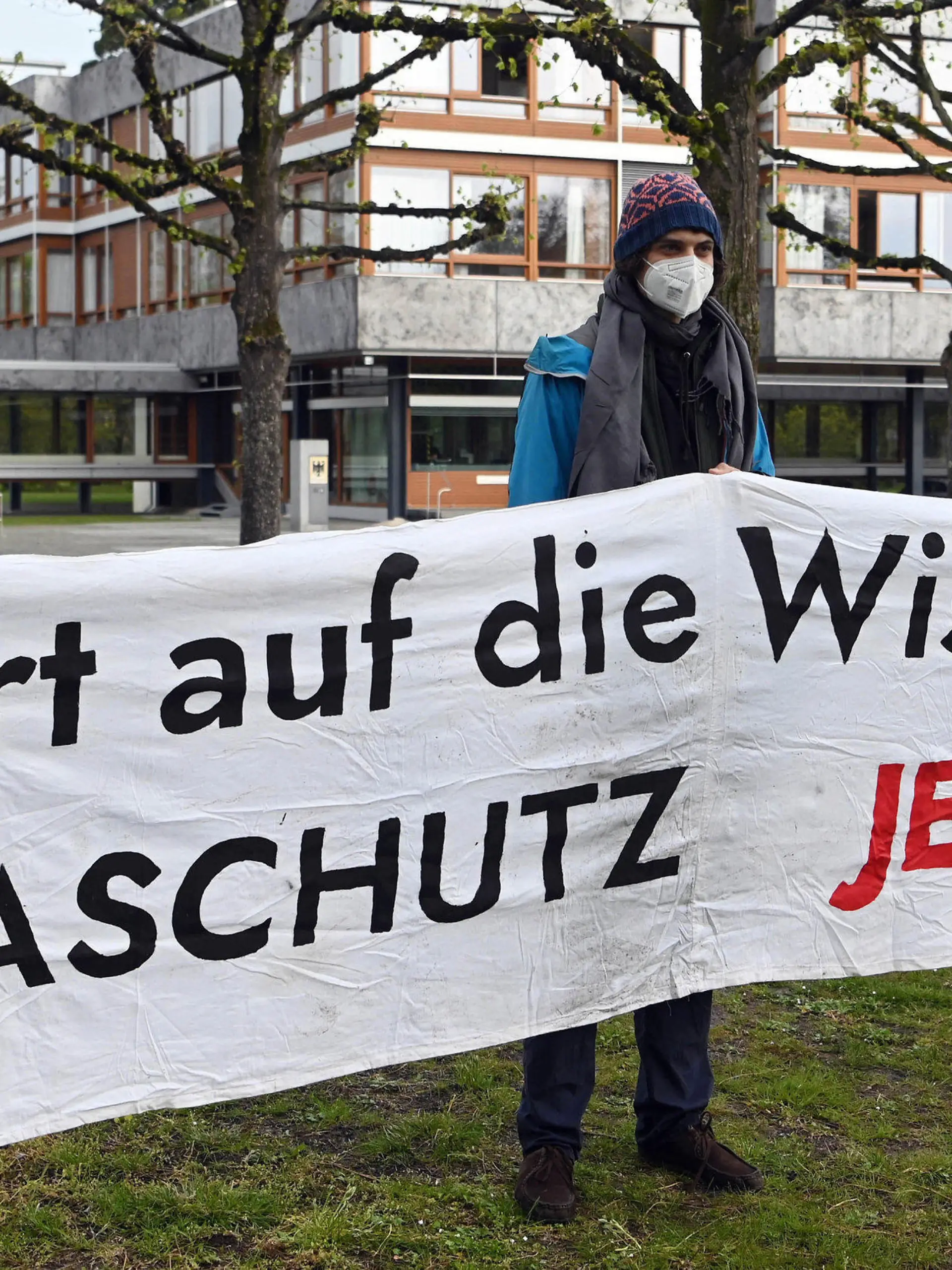 29.04.2021, Baden-Württemberg, Karlsruhe: Mitglieder der Karlsruher Gruppe von Fridays for Future halten vor dem Bundesverfassungsgericht ein Transparent auf dem steht ·Hört auf die Wissenschaft! Klimaschutz jetzt!·. Das Gericht verkündete sein Urteil zum Klimaschutzgesetz. Laut dem Urteil reicht das Klimaschutzgesetz nicht weit genug. Die Richter verpflichteten den Gesetzgeber am Donnerstag, bis Ende kommenden Jahres die Reduktionsziele für Treibhausgasemissionen für die Zeit nach 2030 näher zu regeln. Foto: Uli Deck/dpa +++ dpa-Bildfunk +++