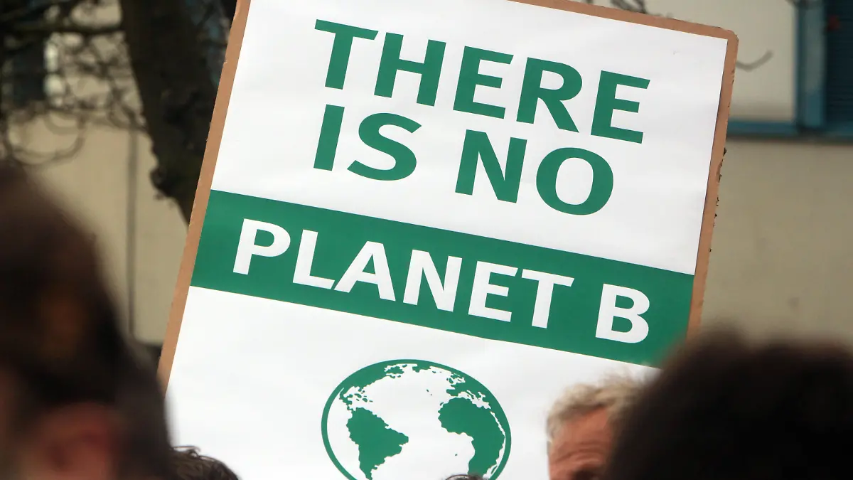 Unter dem Hashtag NeustartKlima fand im Rahmen des globalen Klimastreik s eine Demonstration der Bewegung Fridays For Future in Frankfurt statt, Hessen, Deutschland. Plakat mit Aufschrift es gibt keinen Planet en B. *** Under the Hashtag NeustartKlima a demonstration of the movement Fridays For Future took place in Frankfurt, Hesse, Germany, as part of the global climate strike. Poster with inscription there is no planet en B
