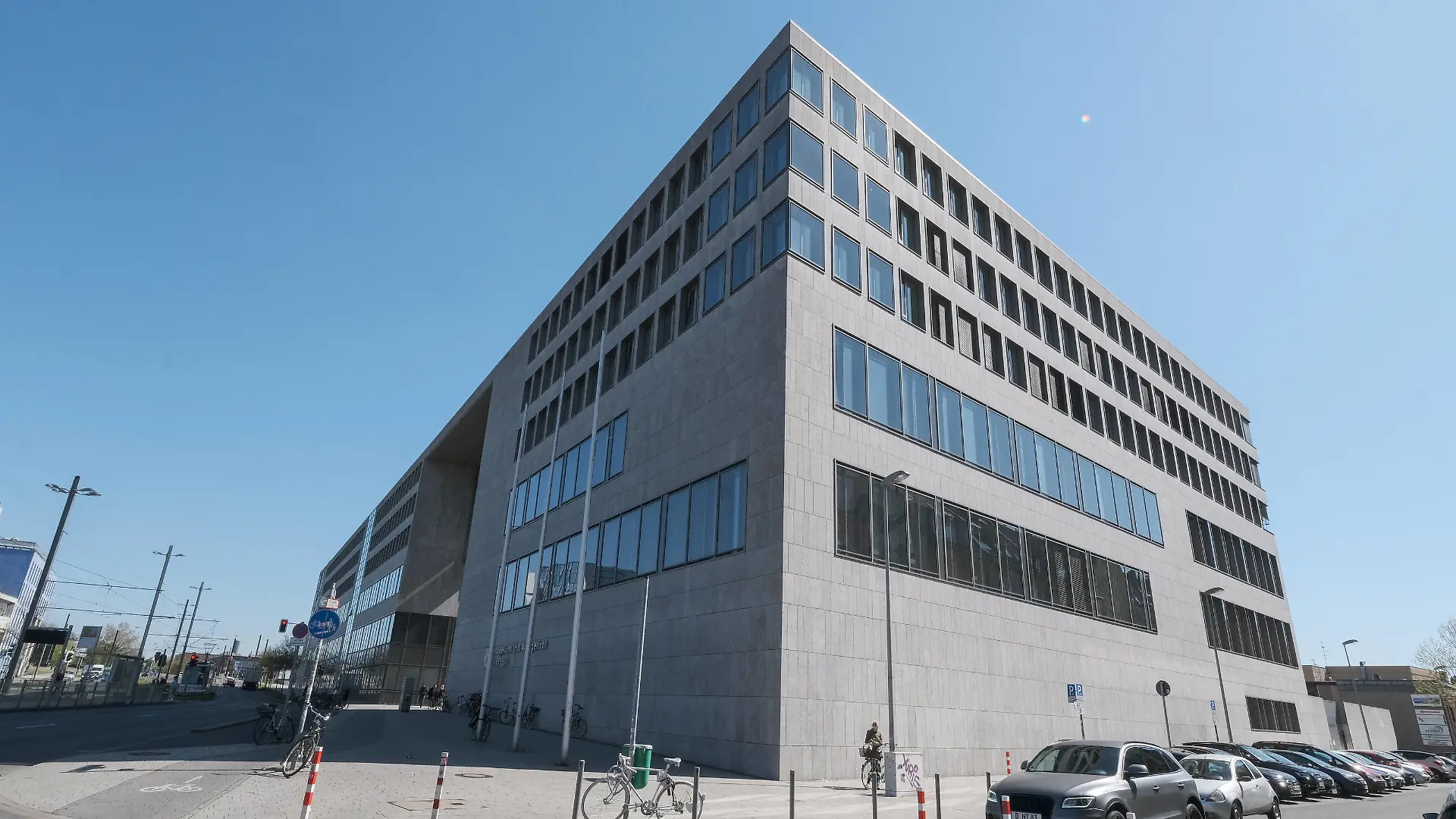 Düsseldorf 26.04.2021 Landgericht Amtsgericht Gebäude Gericht Gerichtssaal Logo NRW Wappen Werdener Straße Oberbilk Düsseldorf Nordrhein-Westfalen Deutschland *** Düsseldorf 26 04 2021 district court district court building courtroom logo NRW coat of arms Werdener Straße Oberbilk Düsseldorf North Rhine Westphalia Germany