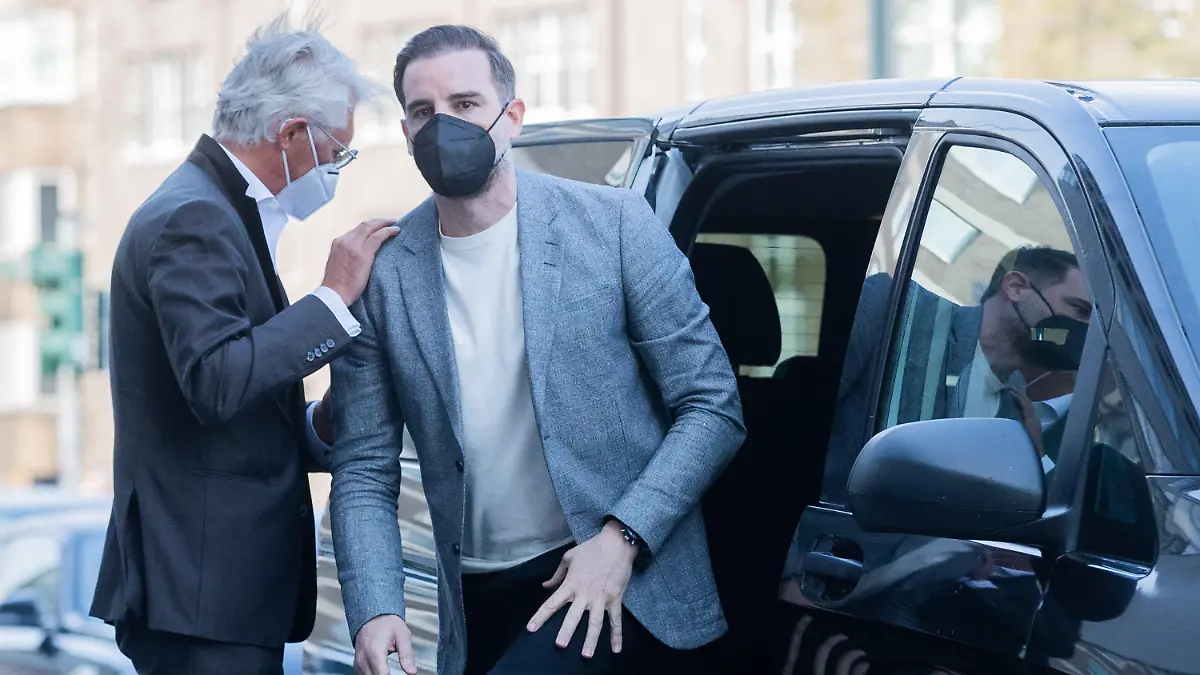 29.04.2021, Nordrhein-Westfalen, Düsseldorf: Christoph Metzelder (r), ehemaliger Fußball-Nationalspieler, kommt am Gericht an. Die Ermittler werfen dem 40-Jährigen vor, es unternommen zu haben, einer Person Besitz an kinderpornografischen Schriften verschafft zu haben. Außerdem lautet die Anklage auf Besitz von kinder- und jugendpornografischen Schriften. Es gilt die Unschuldsvermutung. Foto: Rolf Vennenbernd/dpa +++ dpa-Bildfunk +++