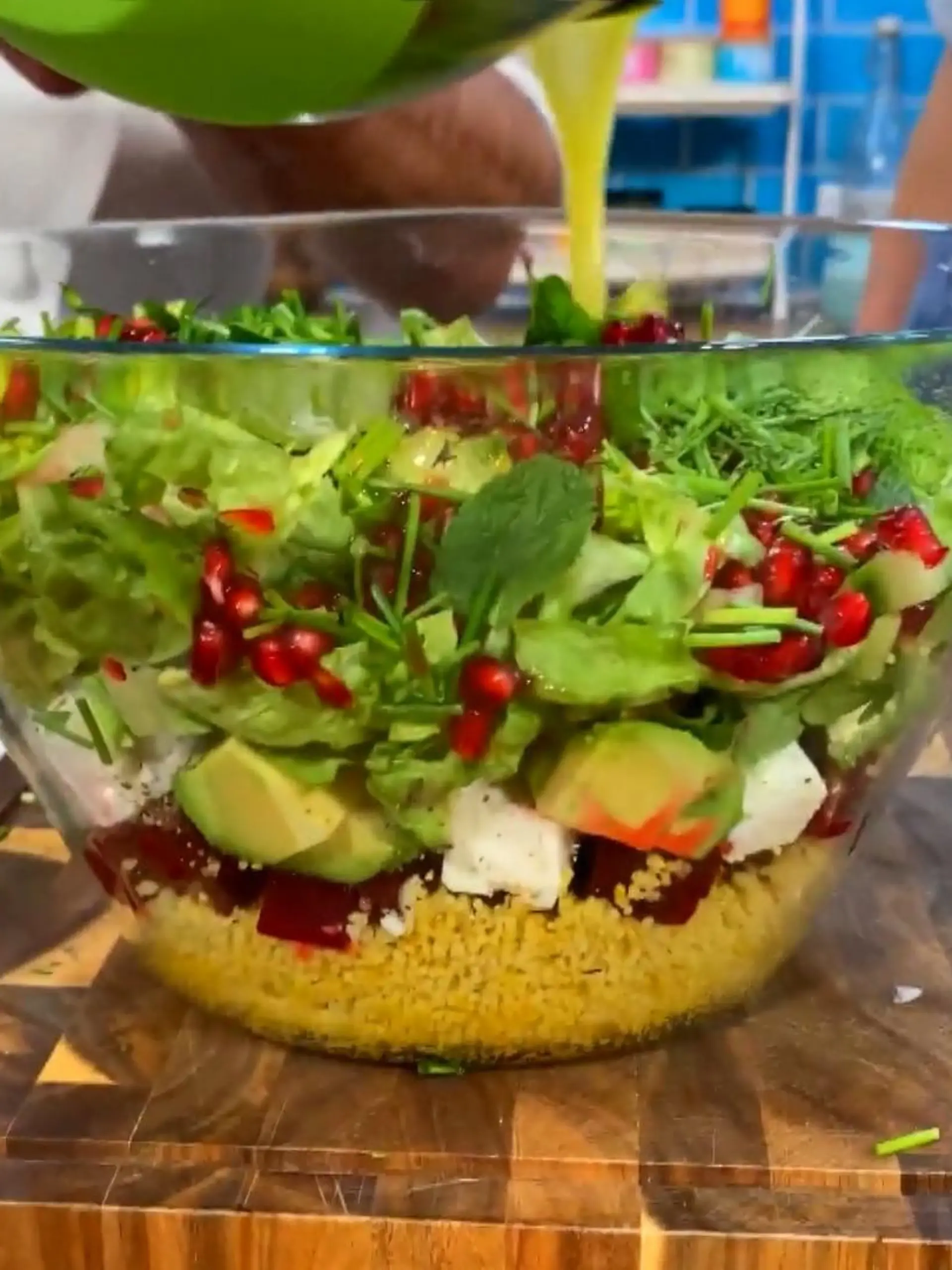 Bild zu: "Bunter Schichtsalat mit Couscous"