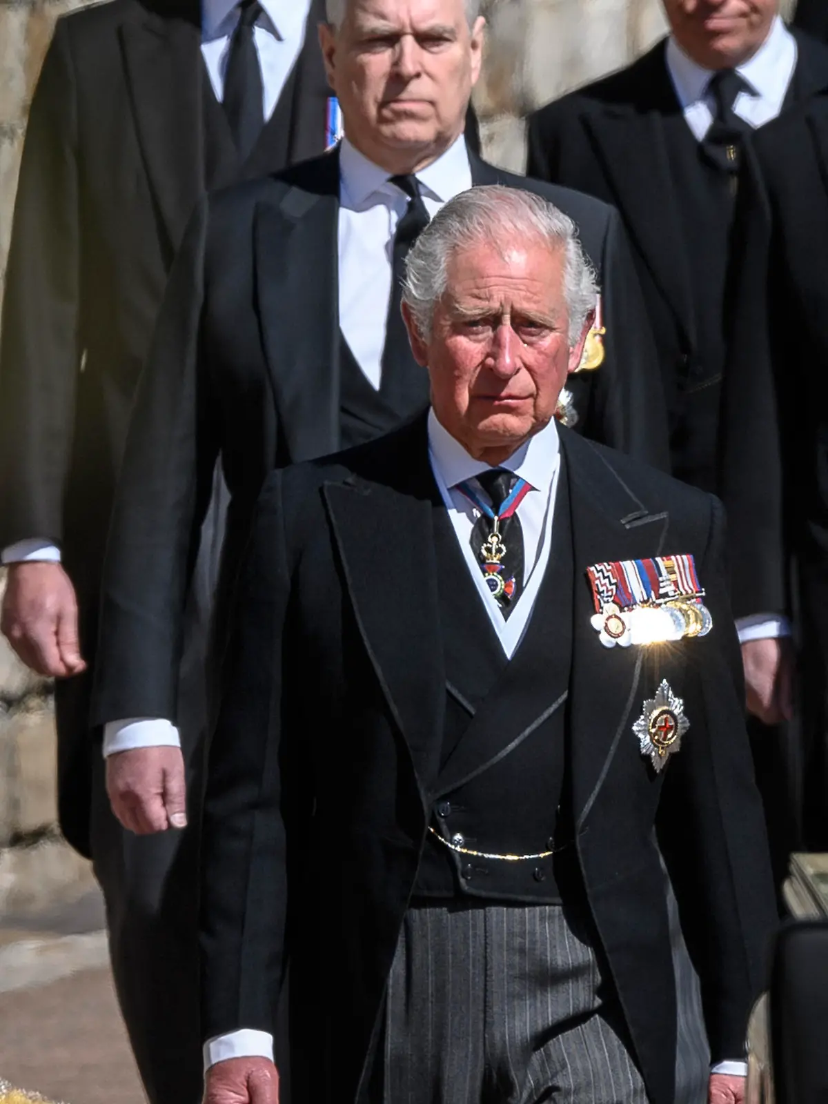 Prinz Andrew geht bei der Beerdigung von Prinz Philip hinter seinem älteren Bruder Prinz Charles.