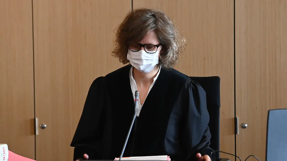 29.04.2021, Nordrhein-Westfalen, Düsseldorf: Richterin Astrid Stammerjohann sitzt in einem Saal des Amtsgerichts. Sie leitet den Prozess gegen den ehemaligen Fußball-Nationalspieler Metzelder. Die Ermittler werfen dem 40-Jährigen Angeklagten vor, es unternommen zu haben, einer Person Besitz an kinderpornografischen Schriften verschafft zu haben. Außerdem lautet die Anklage auf Besitz von kinder- und jugendpornografischen Schriften. Foto: Federico Gambarini/dpa +++ dpa-Bildfunk +++