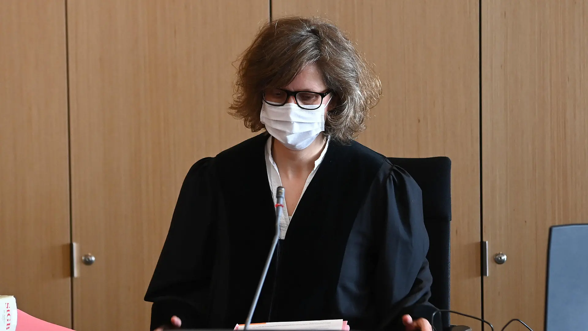29.04.2021, Nordrhein-Westfalen, Düsseldorf: Richterin Astrid Stammerjohann sitzt in einem Saal des Amtsgerichts. Sie leitet den Prozess gegen den ehemaligen Fußball-Nationalspieler Metzelder. Die Ermittler werfen dem 40-Jährigen Angeklagten vor, es unternommen zu haben, einer Person Besitz an kinderpornografischen Schriften verschafft zu haben. Außerdem lautet die Anklage auf Besitz von kinder- und jugendpornografischen Schriften. Foto: Federico Gambarini/dpa +++ dpa-Bildfunk +++
