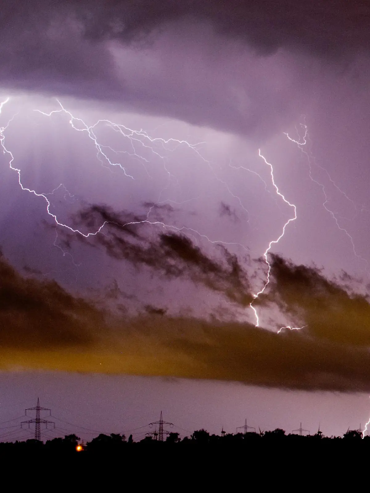 dpatopbilder Blitze zucken am 10.06.2014 am Himmel über Algermissen im Landkreis Hildesheim (Niedersachsen). Heftige Gewitter mit Starkregen, Sturmböen und Hagel ziehen über Deutschland hinweg. Foto: Julian Stratenschulte/dpa |