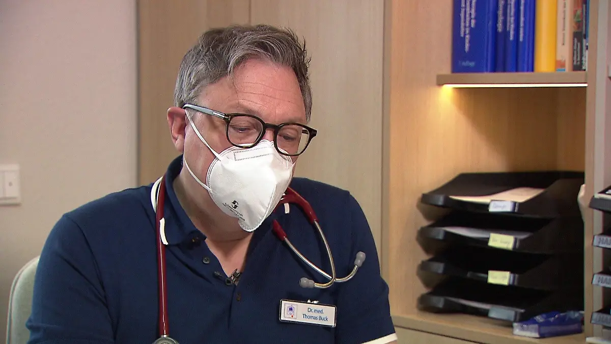 Kinderarzt Dr. Thomas Buck kämpft auch drei Monate nach seiner Coronaimpfung noch mit den Nachwirkungen.