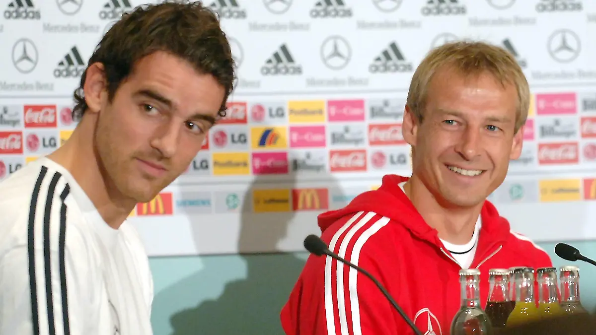 Verteidiger Christoph Metzelder (l) und der Trainer der Deutschen Fußball-Nationalmannschaft, Jürgen Klinsmann, beantworten am Dienstag (11.10.2005) während der DFB-Pressekonferenz in Hamburg die Fragen der Journalisten. Am kommenden Mittwoch (12.10.2005) spielt Deutschland gegen China in der Hamburger AOL-Arena. Foto: Kay Nietfeld dpa/lno +++(c) dpa - Bildfunk+++