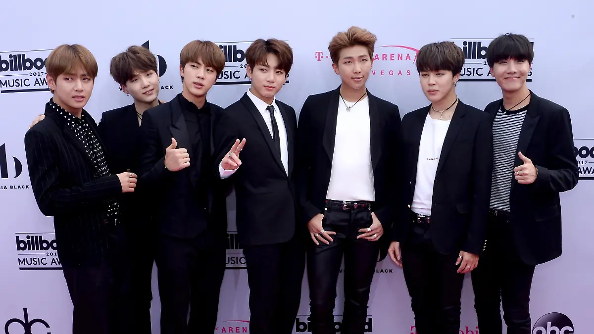 Designer und Auktionshaus planen die Versteigerung eines BTS-Bühnenoutifts. Die BTS-Fans (A.R.M.Y.) sind entsetzt.