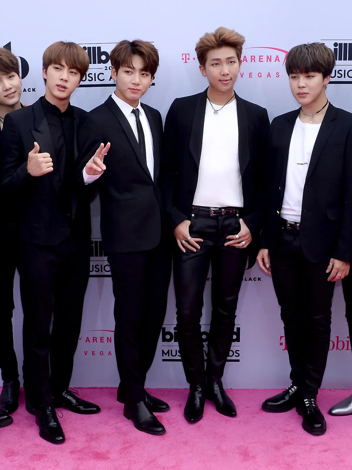 Designer und Auktionshaus planen die Versteigerung eines BTS-Bühnenoutifts. Die BTS-Fans (A.R.M.Y.) sind entsetzt.