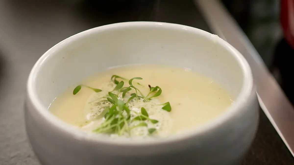 Selleriesüppchen mit Limetten-Kräuterschaum.