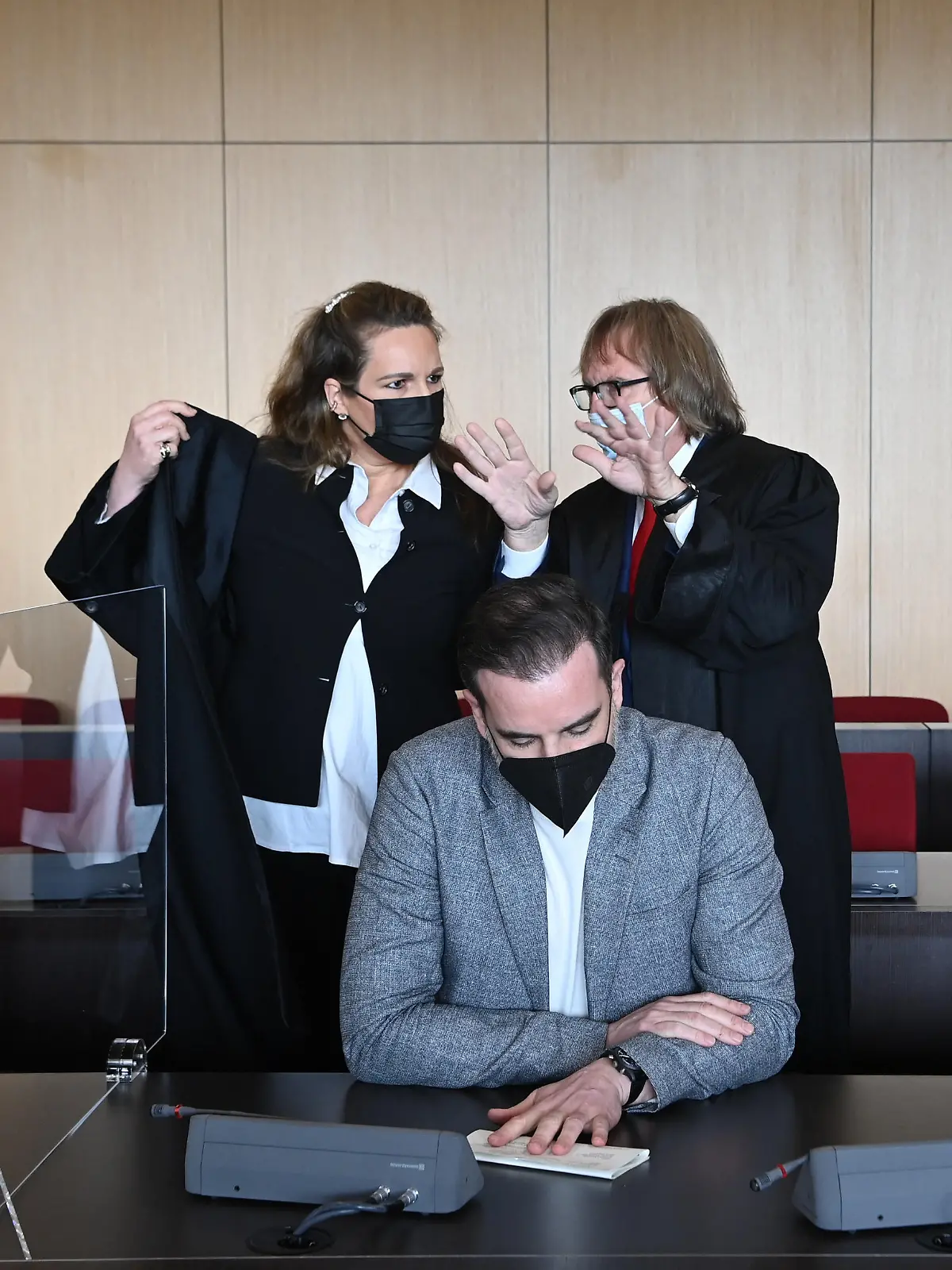 29.04.2021, Nordrhein-Westfalen, Düsseldorf: Der angeklagte Christoph Metzelder (M), ehemaliger Fußball-Nationalspieler, sitzt in einem Saal des Amtsgerichts vor seinen Rechtsbeiständen, Julia Donnepp und Ulrich Sommer. Die Ermittler werfen dem 40-Jährigen vor, es unternommen zu haben, einer Person Besitz an kinderpornografischen Schriften verschafft zu haben. Außerdem lautet die Anklage auf Besitz von kinder- und jugendpornografischen Schriften. Foto: Federico Gambarini/dpa +++ dpa-Bildfunk +++