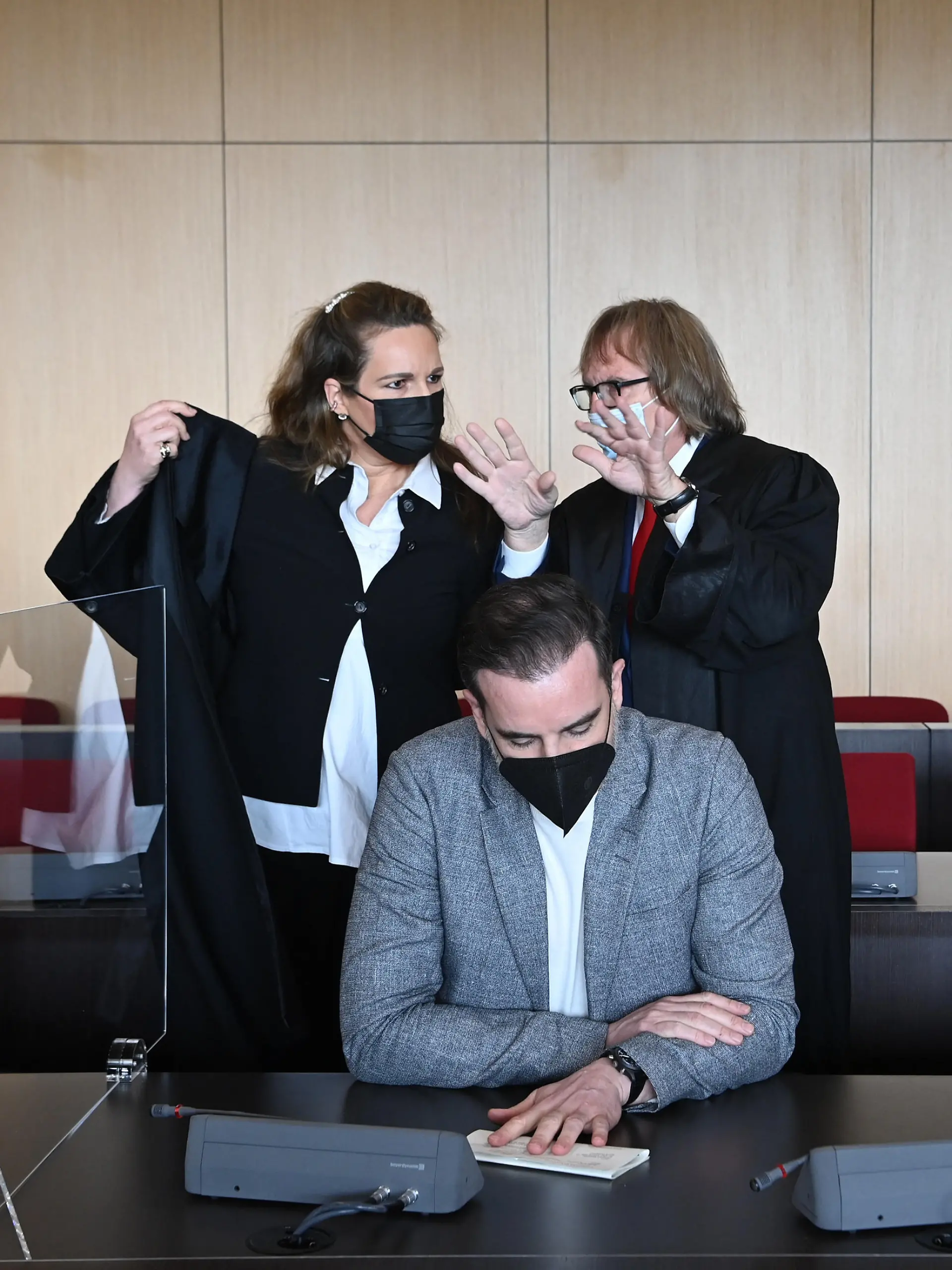 29.04.2021, Nordrhein-Westfalen, Düsseldorf: Der angeklagte Christoph Metzelder (M), ehemaliger Fußball-Nationalspieler, sitzt in einem Saal des Amtsgerichts vor seinen Rechtsbeiständen, Julia Donnepp und Ulrich Sommer. Die Ermittler werfen dem 40-Jährigen vor, es unternommen zu haben, einer Person Besitz an kinderpornografischen Schriften verschafft zu haben. Außerdem lautet die Anklage auf Besitz von kinder- und jugendpornografischen Schriften. Foto: Federico Gambarini/dpa +++ dpa-Bildfunk +++