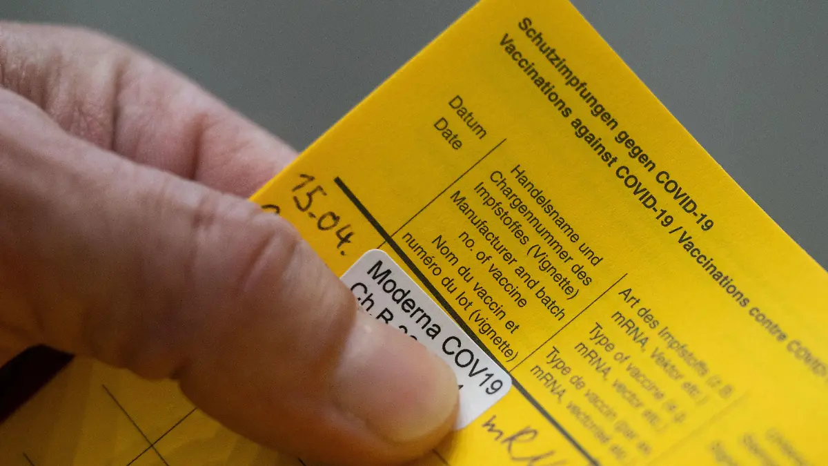 15.04.2021, Baden-Württemberg, Stuttgart: Ein Aufkleber der auf eine Impfung mit dem Impfstoff Moderna hinweist, klebt im Impfzentrums des Klinikum Stuttgart im Impfpass eines Impflings. Die baden-württembergische Landesregierung rechnet schon bald mit mehr Impfstoff und lädt Verbände und Vertreter des Gesundheitssystems zu einem Impfgipfel am 16. April. Foto: Marijan Murat/dpa +++ dpa-Bildfunk +++