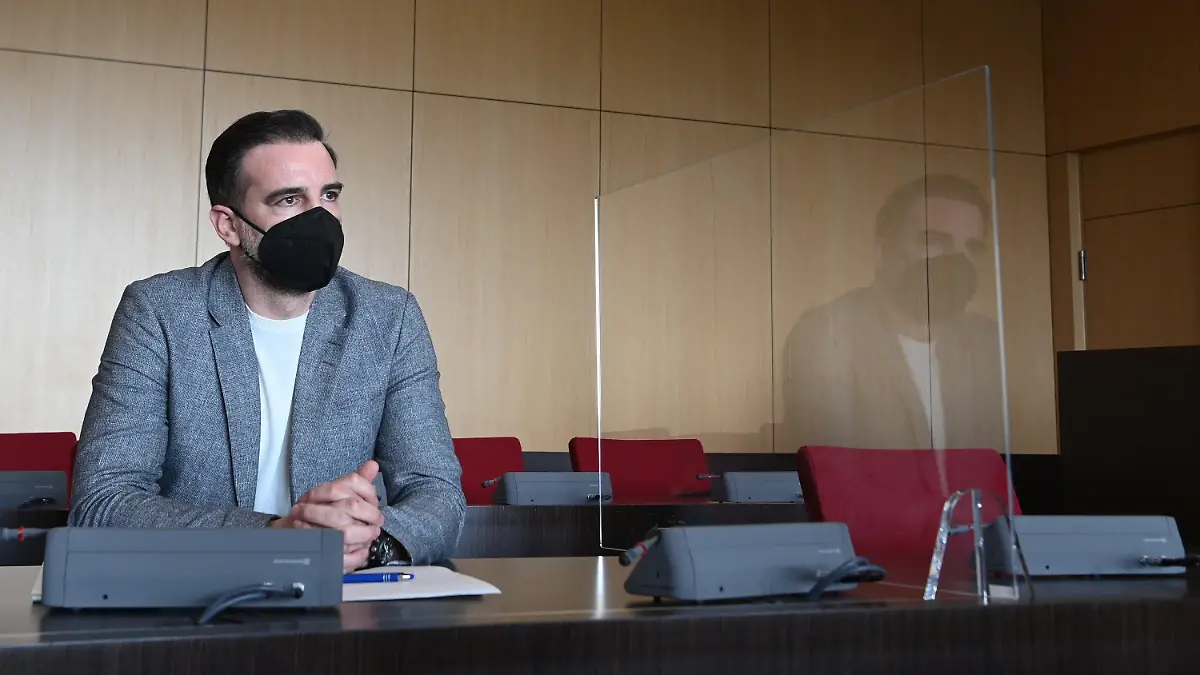 29.04.2021, Nordrhein-Westfalen, Düsseldorf: Der angeklagte Christoph Metzelder, ehemaliger Fußball-Nationalspieler, sitzt in einem Saal des Amtsgerichts auf der Anklagebank. Die Ermittler werfen dem 40-Jährigen vor, es unternommen zu haben, einer Person Besitz an kinderpornografischen Schriften verschafft zu haben. Außerdem lautet die Anklage auf Besitz von kinder- und jugendpornografischen Schriften. Foto: Federico Gambarini/dpa +++ dpa-Bildfunk +++