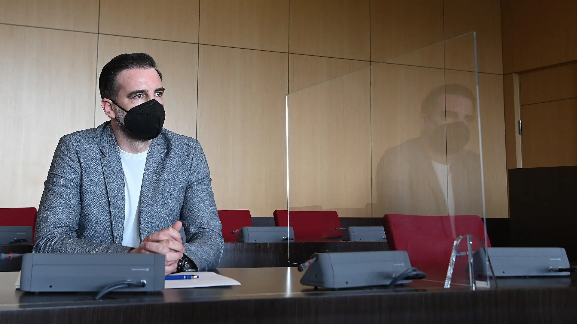29.04.2021, Nordrhein-Westfalen, Düsseldorf: Der angeklagte Christoph Metzelder, ehemaliger Fußball-Nationalspieler, sitzt in einem Saal des Amtsgerichts auf der Anklagebank. Die Ermittler werfen dem 40-Jährigen vor, es unternommen zu haben, einer Person Besitz an kinderpornografischen Schriften verschafft zu haben. Außerdem lautet die Anklage auf Besitz von kinder- und jugendpornografischen Schriften. Foto: Federico Gambarini/dpa +++ dpa-Bildfunk +++
