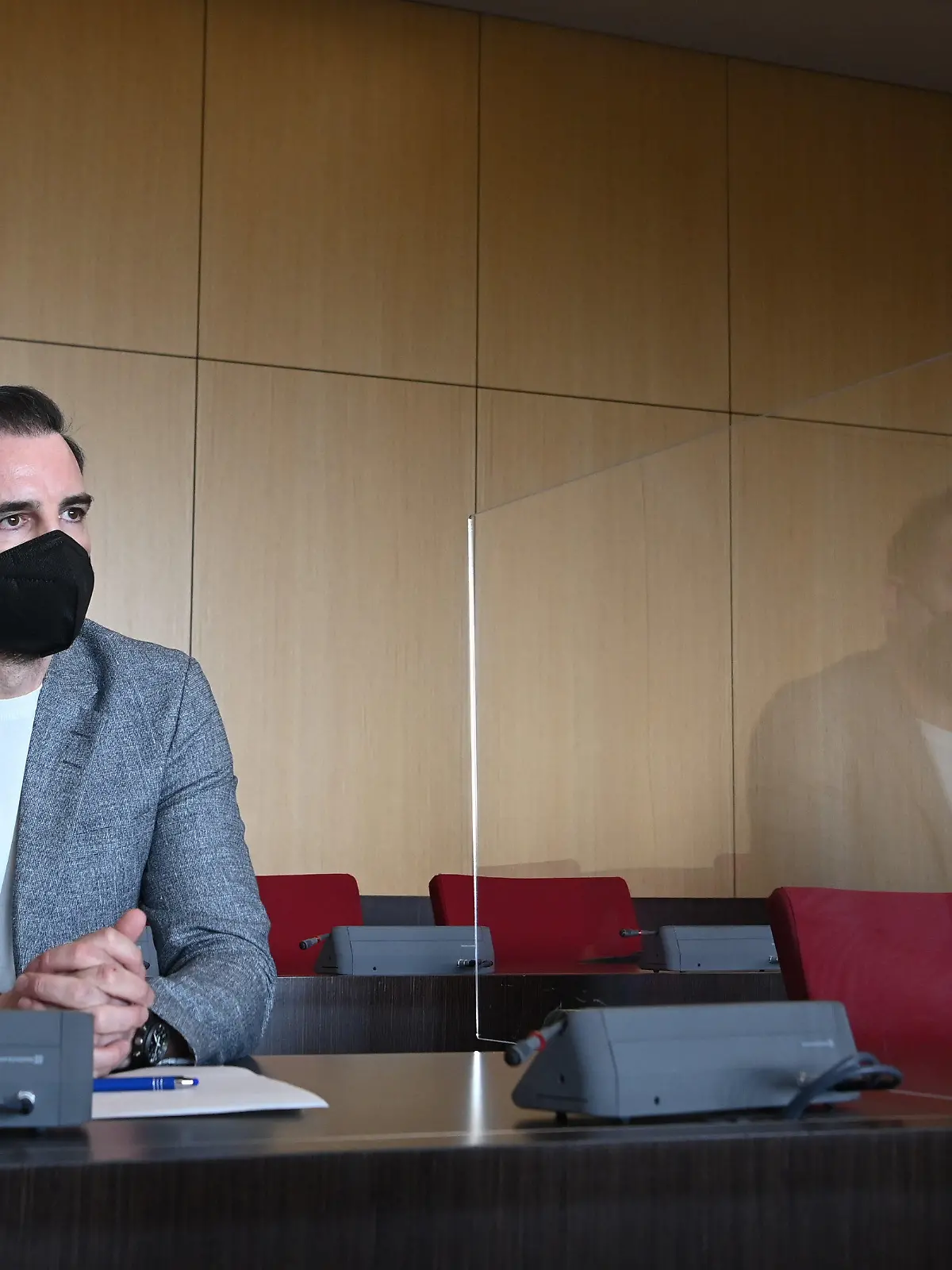 29.04.2021, Nordrhein-Westfalen, Düsseldorf: Der angeklagte Christoph Metzelder, ehemaliger Fußball-Nationalspieler, sitzt in einem Saal des Amtsgerichts auf der Anklagebank. Die Ermittler werfen dem 40-Jährigen vor, es unternommen zu haben, einer Person Besitz an kinderpornografischen Schriften verschafft zu haben. Außerdem lautet die Anklage auf Besitz von kinder- und jugendpornografischen Schriften. Foto: Federico Gambarini/dpa +++ dpa-Bildfunk +++