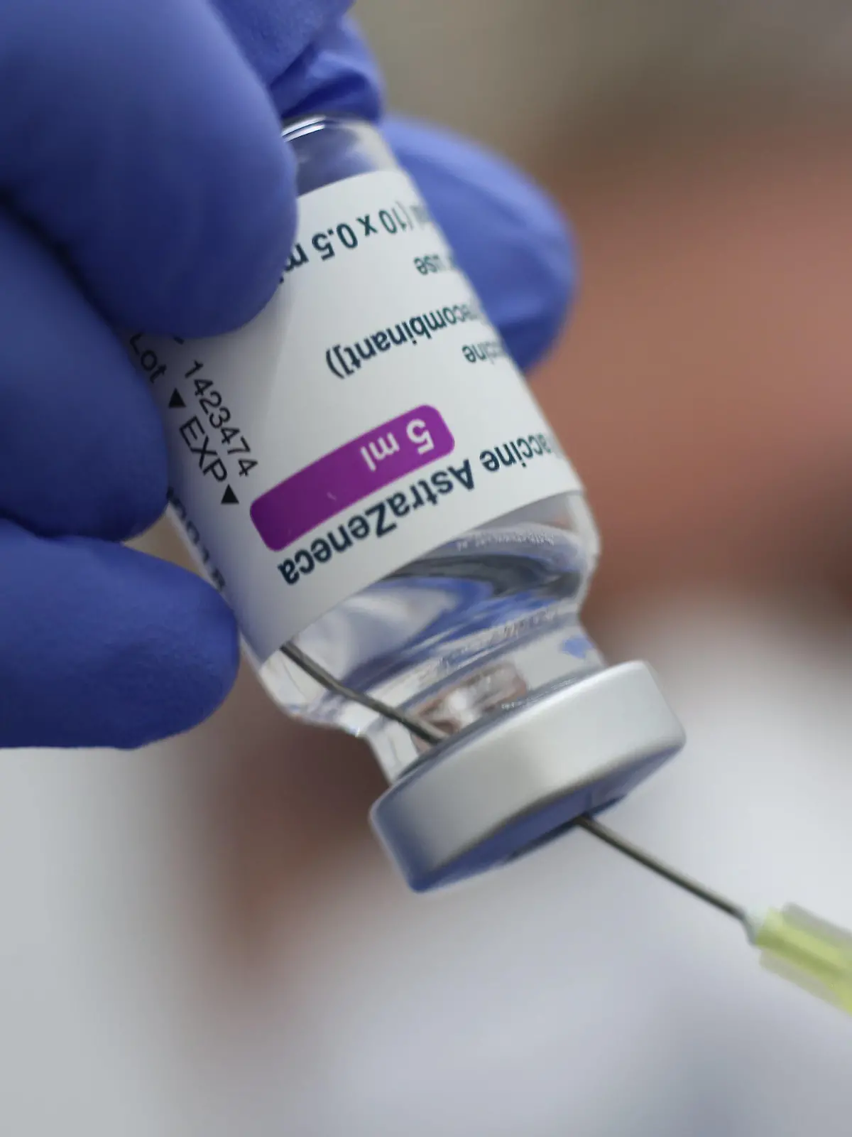 ARCHIV - 05.04.2021, Sachsen-Anhalt, Quedlinburg: Eine Spritze mit dem Corona-Impfstoff von AstraZeneca wird im Impfzentrum des Landkreises Harz aufgezogen. (zu dpa:  «Sondertermine für AstraZeneca-Impfungen zu vergeben») Foto: Matthias Bein/dpa-Zentralbild/dpa +++ dpa-Bildfunk +++