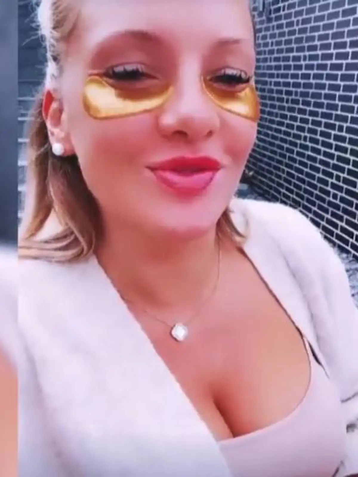 Stars und Influencer wie Evelyn Burdecki schwören drauf: Augenpads. Unsere Reporterin macht den Test: Verschwinden Augenringe, Falten und Schwellungen damit wirklich? Und wie viel muss man für gute Augenpads ausgeben? Das Ergebnis sehen Sie im Video!