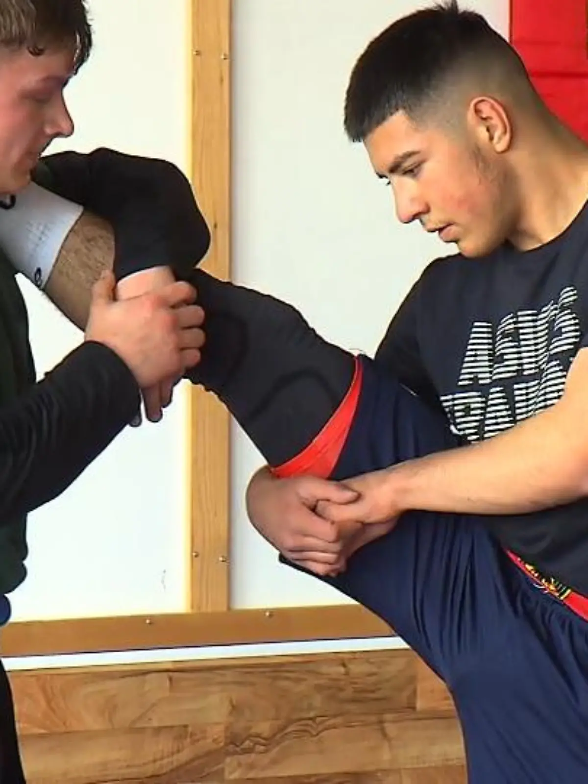 Sie sind gerade einmal 15 Jahre alt, gelten aber schon als die hessischen Nachwuchssportler: Robin Kloß und Marat Kardanov. Robin hat das Skispringen für sich entdeckt und entfaltet sein Talent beim SC Willingen. Marat ist Ringer und trainiert beim Vfl Wolfhagen. Nun wurde er sogar in die deutsche Nationalmannschaft berufen.