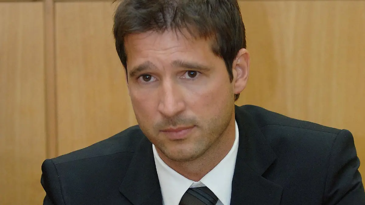 Der frühere TV-Moderator Andreas Türck sitzt im Strafgerichtssaal des Landgerichts von Frankfurt am Main auf der Anklagebank (Archivfoto vom 09.08.2005). Die Staatsanwaltschaft hat im Vergewaltigungsprozess gegen den 36-Jährigen Freispruch für den Angeklagten beantragt. Der Vorwurf gegen Türck sei nach dem Ergebnis der Beweisaufnahme «so mit Sicherheit nicht zu halten», sagte Staatsanwalt Möllers am Dienstag (06.09.2005) in seinem Plädoyer vor dem Landgericht Frankfurt. Türck ist angeklagt, eine heute 29 Jahre alte Frau nach einem Barbesuch auf einer Brücke in Frankfurt misshandelt und zum Oralsex gezwungen zu haben. Foto: Boris Roessler dpa/lhe +++(c) dpa - Bildfunk+++