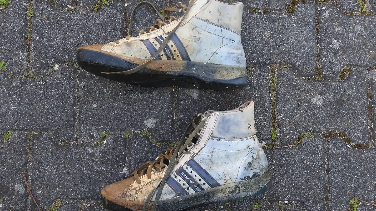 HANDOUT - 27.04.2021, Bayern, Starnberg: Ein Paar relativ gut erhaltene Turnschuhe liegt auf dem Boden - Taucher haben es bei Skelettteilen im Starnberger See gefunden. (zu dpa «Menschliche Knochen bei Tauchübung im Starnberger See gefunden») Foto: Polizeipräsidium Oberbayern Nord/dpa - ACHTUNG: Nur zur redaktionellen Verwendung im Zusammenhang mit der aktuellen Berichterstattung und nur mit vollständiger Nennung des vorstehenden Credits +++ dpa-Bildfunk +++