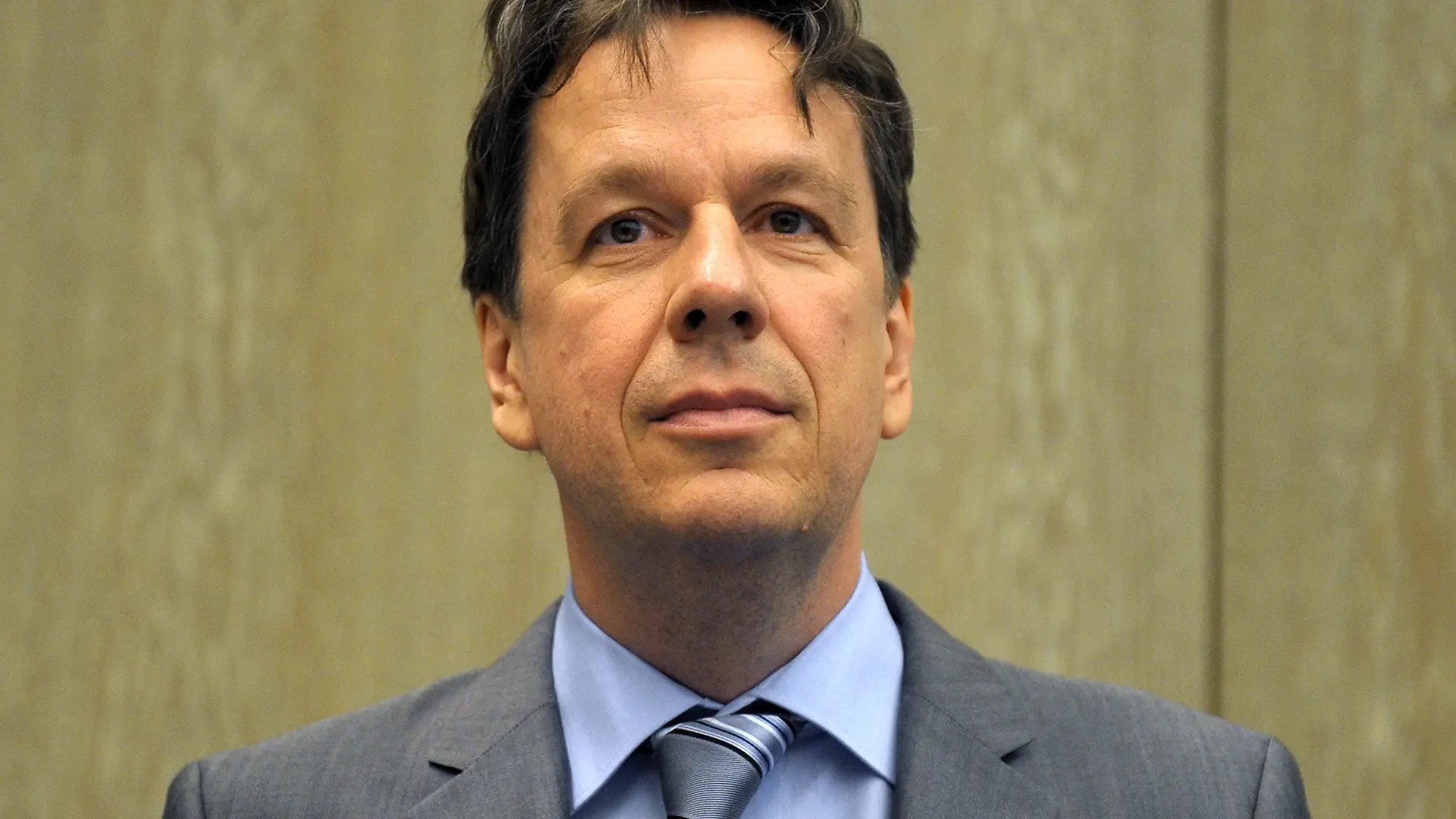 ARCHIV - Der Wettermoderator Jörg Kachelmann steht am 02.05.2011 im Landgericht in Mannheim vor Beginn des 38. Prozesstags im Gerichtssaal. Im spektakulären Prozess gegen Wettermoderator Jörg Kachelmann haben nach 41 Verhandlungstagen Staatsanwaltschaft und Nebenklage das Wort. An diesem Mittwoch (18. Mai) werden die Vertreter der Anklage ihre Plädoyers vor dem Landgericht Mannheim halten. Sie dürften eine Verurteilung des 52-jährigen Schweizers wegen Vergewaltigung fordern. Mit Spannung wird erwartet, welches Strafmaß die Staatsanwälte beantragen. Die Anklage lautet auf Vergewaltigung in einem besonders schweren Fall. Dies wird mit fünf bis 15 Jahren Haft bestraft.
Foto: Ronald Wittek dpa/lsw (zum dpa-Themenpaket vom 16.05.2011)  +++(c) dpa - Bildfunk+++