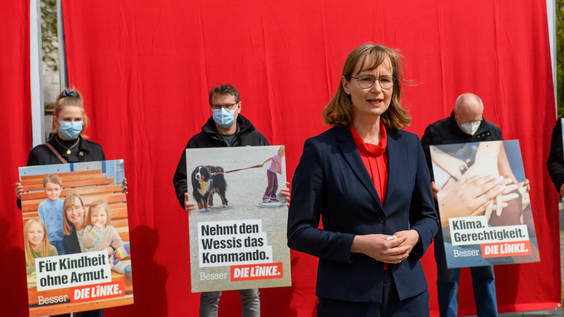 23.04.2021, Sachsen-Anhalt, Magdeburg: Eva von Angern (Die Linke) Spitzenkandidatin für die Landtagswahl in Sachsen-Anhalt spricht bei der Präsentation der Wahlkampf-Plakatkampagne. Die Landtagswahlen sollen am 06. Juni 2021 stattfinden. Foto: Franziska Gabbert/dpa-Zentralbild/dpa - ACHTUNG: Verwendung nur im vollen Format, keine Cropps der Wahlplakate +++ dpa-Bildfunk +++