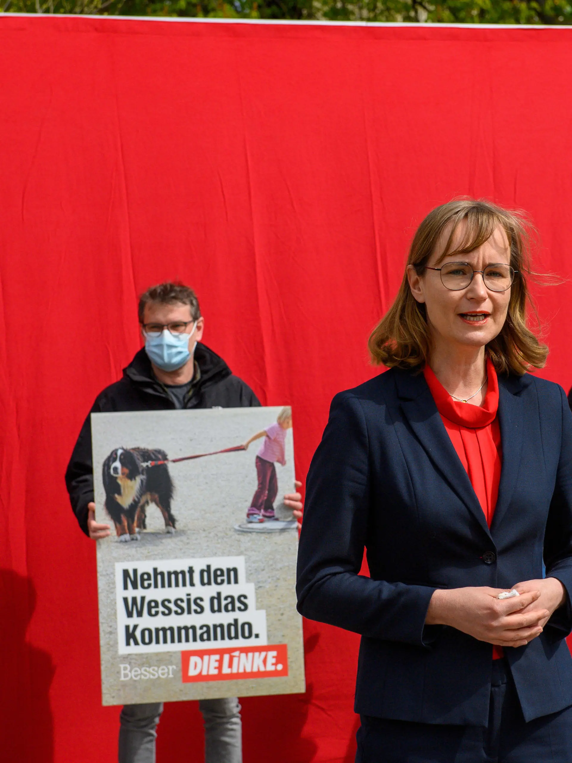23.04.2021, Sachsen-Anhalt, Magdeburg: Eva von Angern (Die Linke) Spitzenkandidatin für die Landtagswahl in Sachsen-Anhalt spricht bei der Präsentation der Wahlkampf-Plakatkampagne. Die Landtagswahlen sollen am 06. Juni 2021 stattfinden. Foto: Franziska Gabbert/dpa-Zentralbild/dpa - ACHTUNG: Verwendung nur im vollen Format, keine Cropps der Wahlplakate +++ dpa-Bildfunk +++