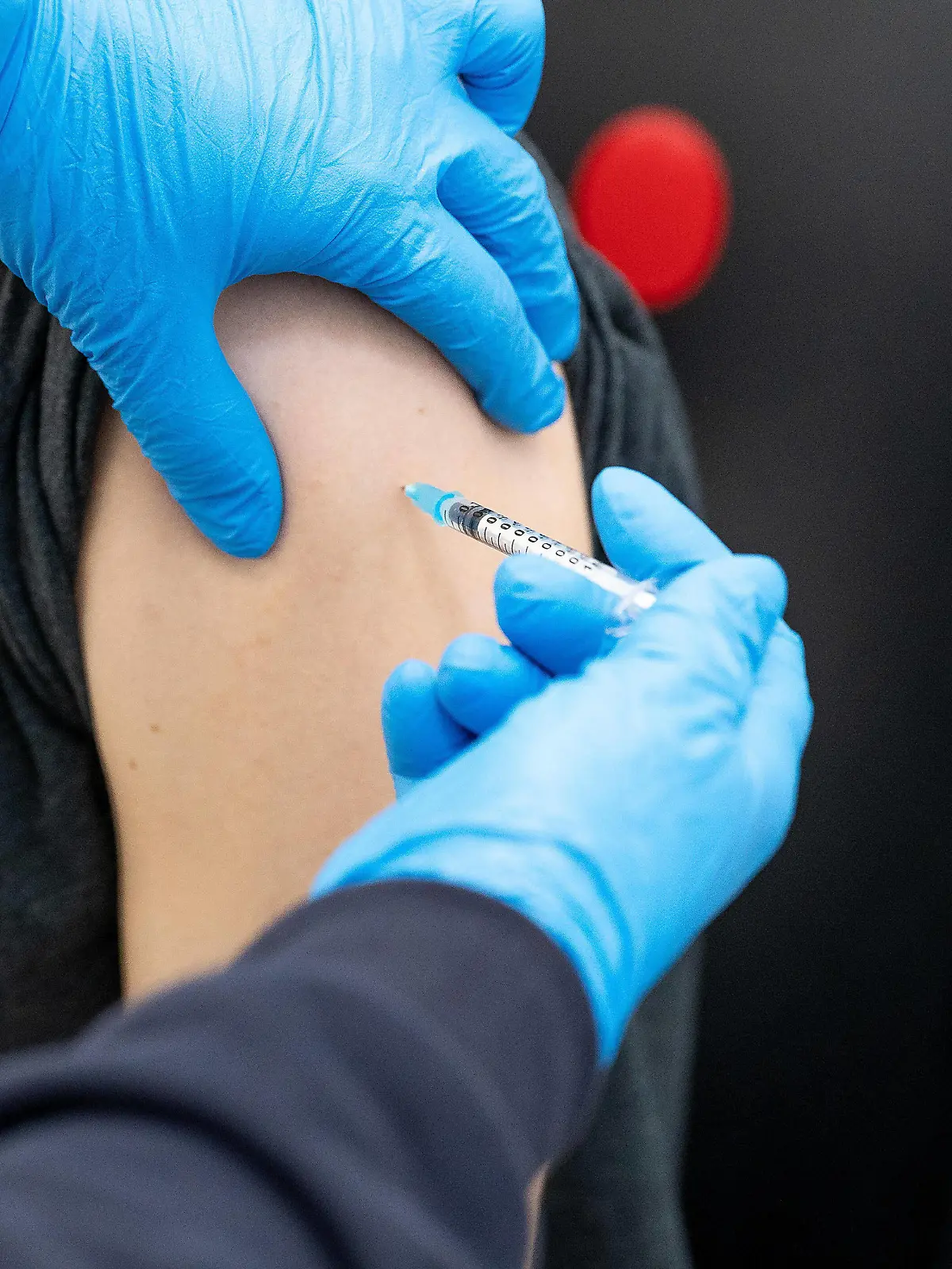 Osnabrück, Deutschland 29. April 2021: Eine Person bekommt mit einer Impfspritze eine Impfung gegen das Coronavirus. Impfzentrum Schlosswallhalle Niedersachsen *** Osnabrück, Germany 29 April 2021 A person receives a vaccination against the coronavirus with a vaccination syringe Impfzentrum Schlosswallhalle Niedersachsen Copyright: xFotostandx/xHavergox 