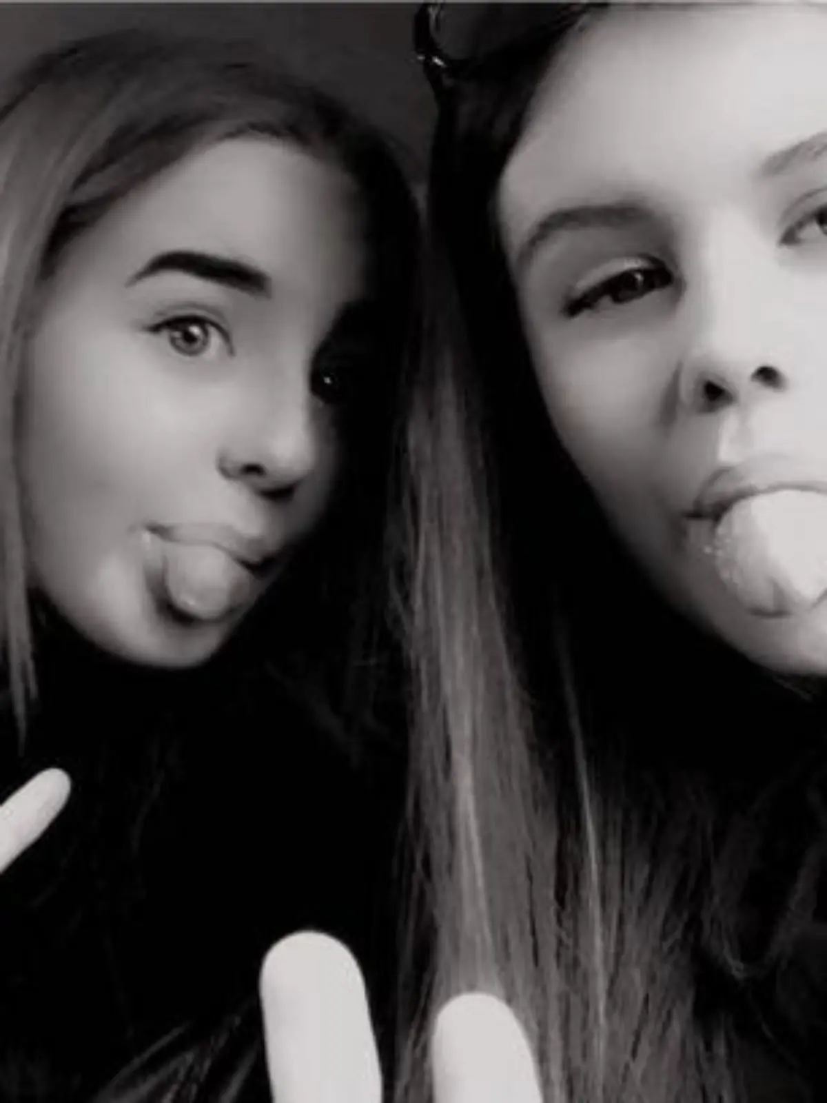 Khloe Woods and Ellie Hughes retteten einen Mann vor dem Ertrinken, indem sie eine Menschenkette bildeten.