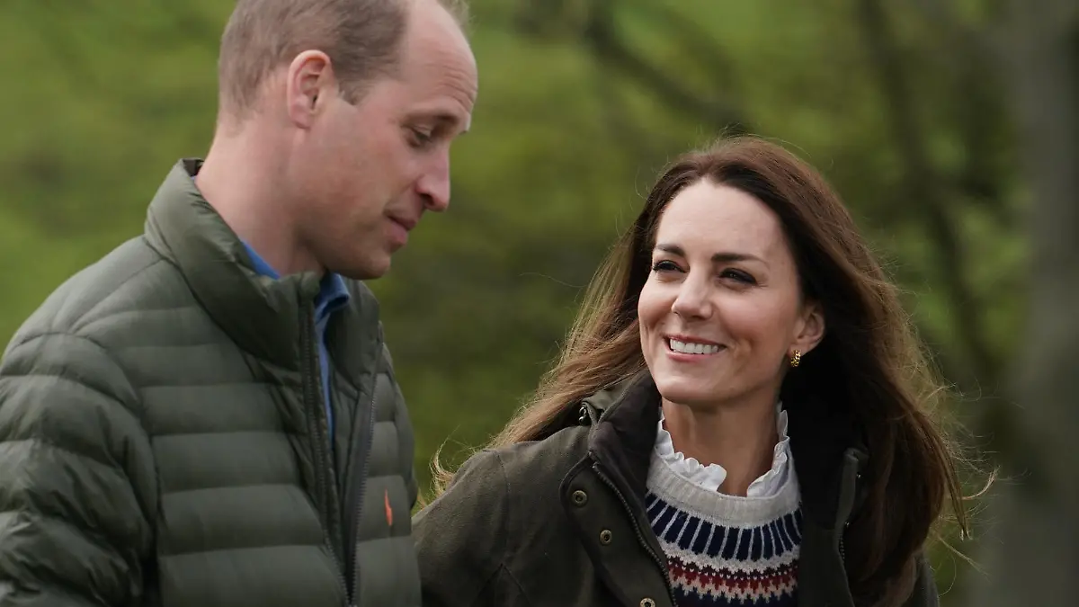 27.04.2021, Großbritannien, Darlington: Prinz William (l), Herzog von Cambridge, und Prinz Kate, Herzogin von Cambridge, gehen bei ihrem Besuch über die Manor Farm. Foto: Owen Humphreys/PA Wire/dpa +++ dpa-Bildfunk +++