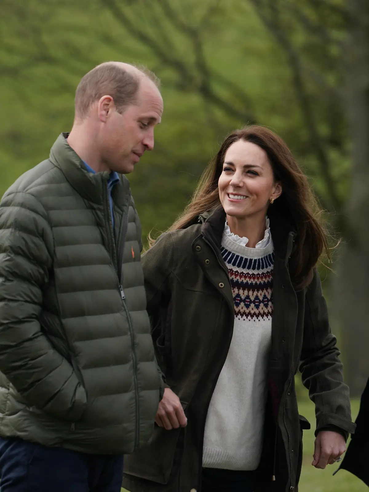 27.04.2021, Großbritannien, Darlington: Prinz William (l), Herzog von Cambridge, und Prinz Kate, Herzogin von Cambridge, gehen bei ihrem Besuch über die Manor Farm. Foto: Owen Humphreys/PA Wire/dpa +++ dpa-Bildfunk +++