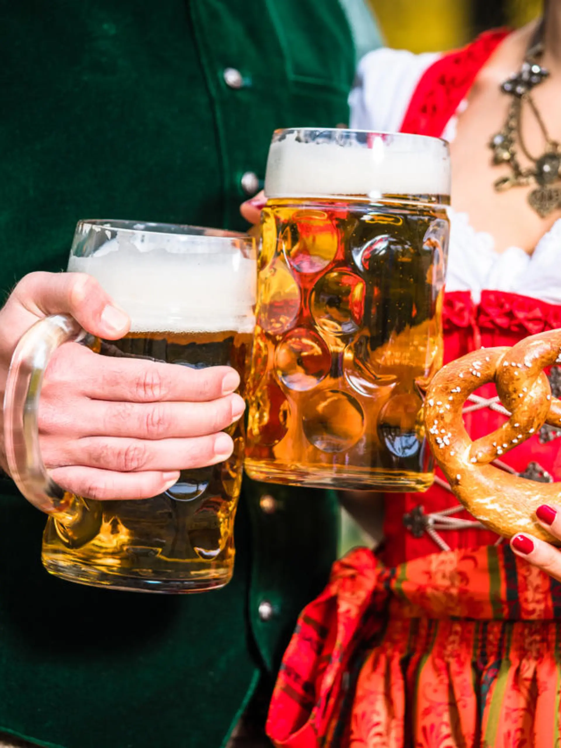 Mann und Frau in Tracht mit Bier und Brezel