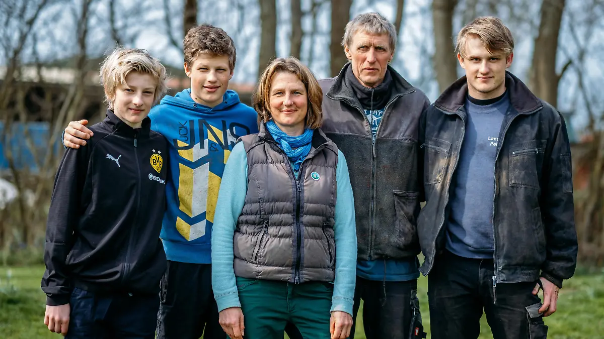 04.04.2019, Schleswig-Holstein, Pellworm: Jakob (l-r),Hannes, Silke, Jörg und Paul Backsen stehen vor ihrem Hof Edenswarf. Während die Bundesregierung in Berlin um neue Klimagesetze streitet, hat man auf der Insel Pellworm Angst davor unterzugehen. Die Familie Backsen will deshalb die Regierung mit einer Klage vor Gericht bringen. (zu dpa-Story: "Mit Paragrafen gegen Fluten" vom 04.06.2019) Foto: Fabian Sommer/dpa | Verwendung weltweit