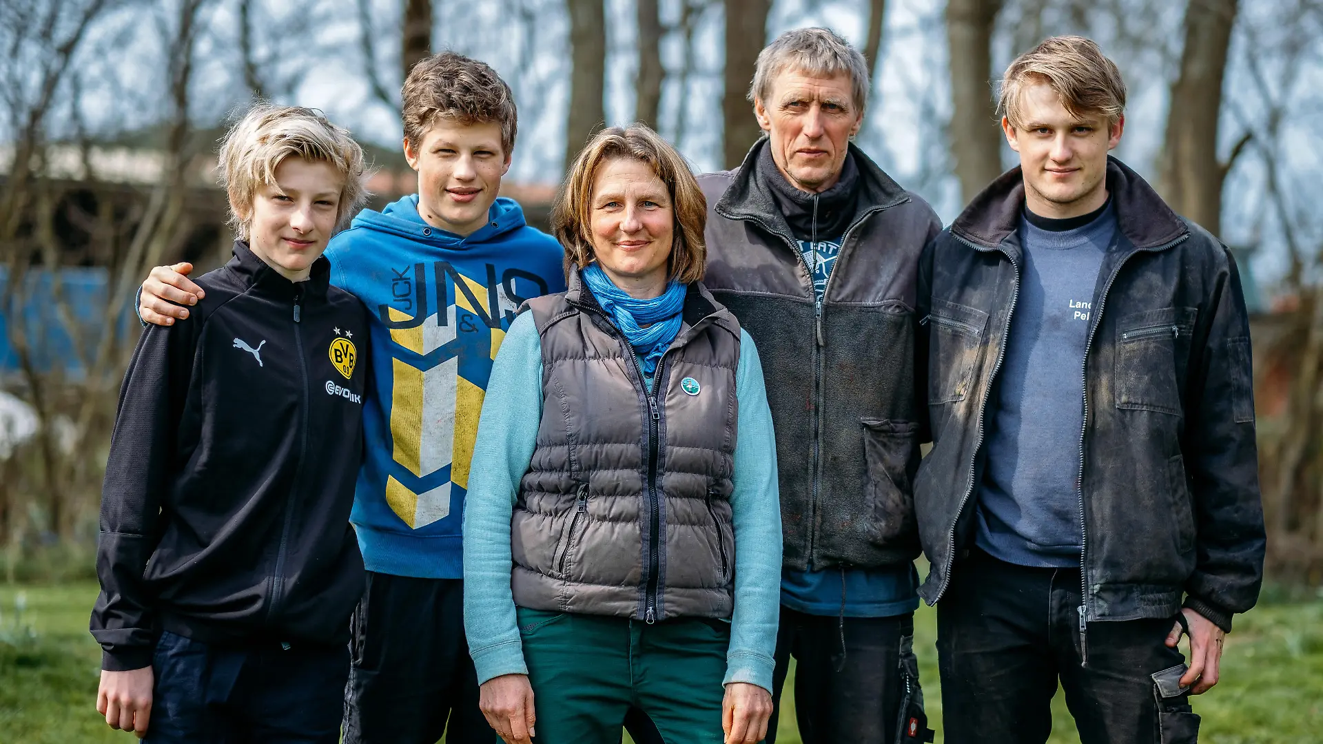 04.04.2019, Schleswig-Holstein, Pellworm: Jakob (l-r),Hannes, Silke, Jörg und Paul Backsen stehen vor ihrem Hof Edenswarf. Während die Bundesregierung in Berlin um neue Klimagesetze streitet, hat man auf der Insel Pellworm Angst davor unterzugehen. Die Familie Backsen will deshalb die Regierung mit einer Klage vor Gericht bringen. (zu dpa-Story: "Mit Paragrafen gegen Fluten" vom 04.06.2019) Foto: Fabian Sommer/dpa | Verwendung weltweit